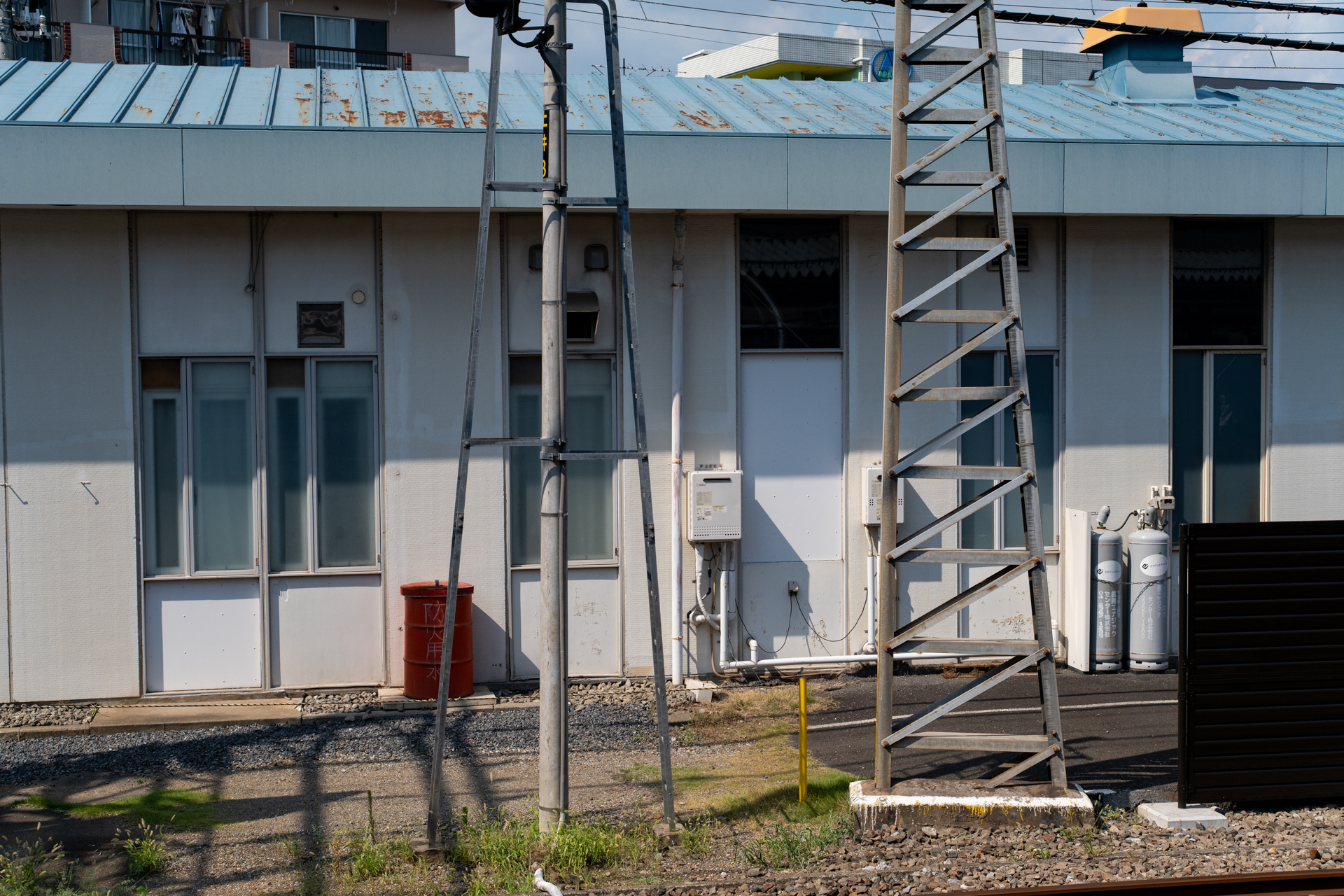 タル型の歪曲収差は確認できますが、コントラストの強い条件だけど、階調の再現がいいですね。<br><span class="fnt-85">ニコン Z5II／SONY 50mm F1.4／50mm／絞り優先AE（1/2,000秒、F8.0、−0.7EV）／ISO 400</span>