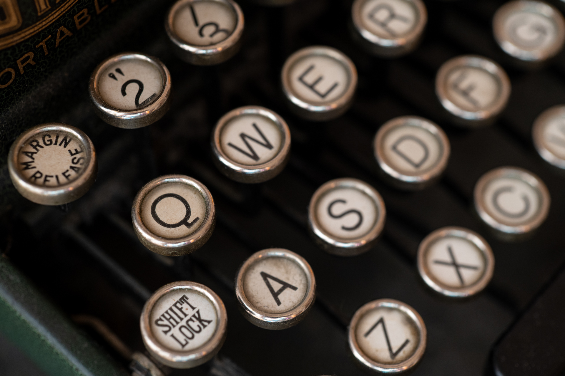 AF-Aのままでカメラを向けたら、筆者が望んでいたピント位置の「Q」に合焦しました。感動です。<br><span class="fnt-85">ニコン Z5II／MINOLTA AF MACRO 50mm F2.8／50mm／絞り優先AE（1/50秒、F4.0、−0.7EV）／ISO 800</span>