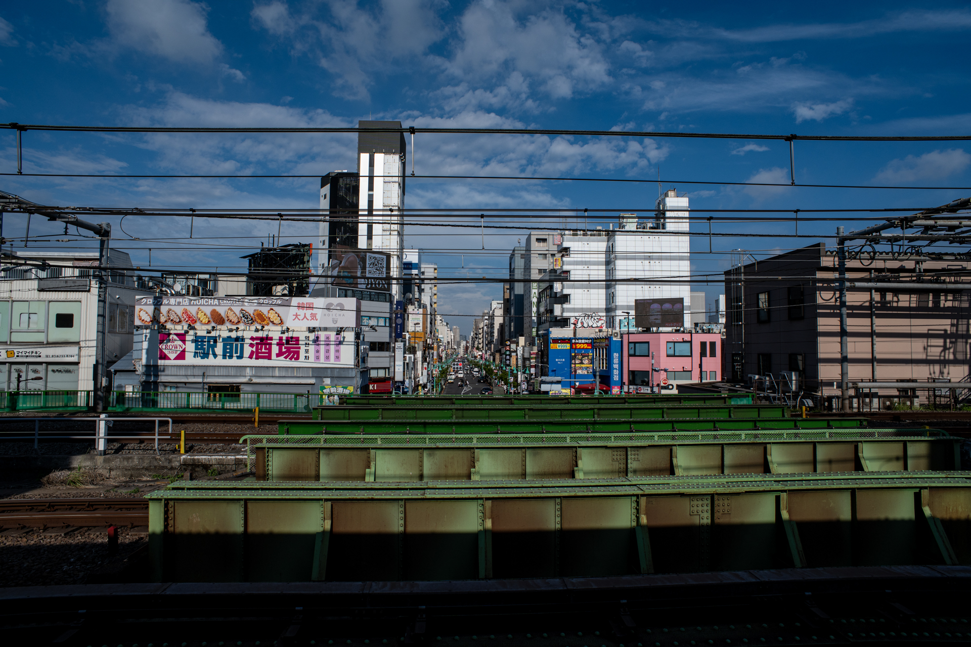 脊髄反射的にシャッターを切りましたが、AFもAEもうまく機能しました。歪曲はよく補正されています。<br><span class="fnt-85">ニコン Z5II／MINOLTA AF 20mm F2.8／20mm／絞り優先AE（1/640秒、F13、−0.7EV）／ISO 200</span>