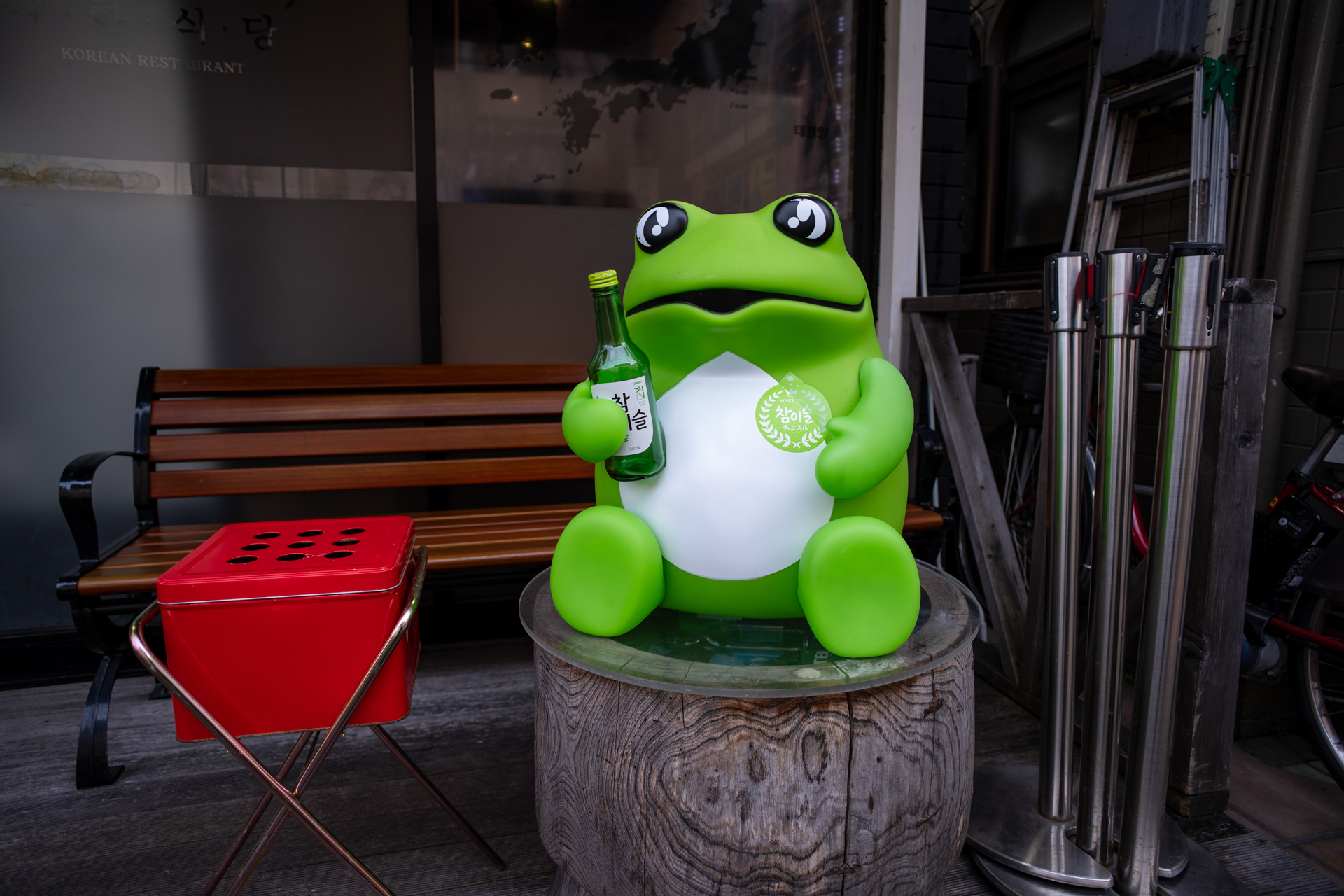 新宿の裏通りを歩いていましたら、店頭に見かけないオブジェが。腰をかがめるのが面倒な年寄りなのでノールックで撮影したのですが、うまいこと収まってました。<br><span class="fnt-85">ニコン Z5II／MINOLTA AF 20mm F2.8／20mm／絞り優先AE（1/320秒、F4.0、−0.3EV）／ISO 200</span>