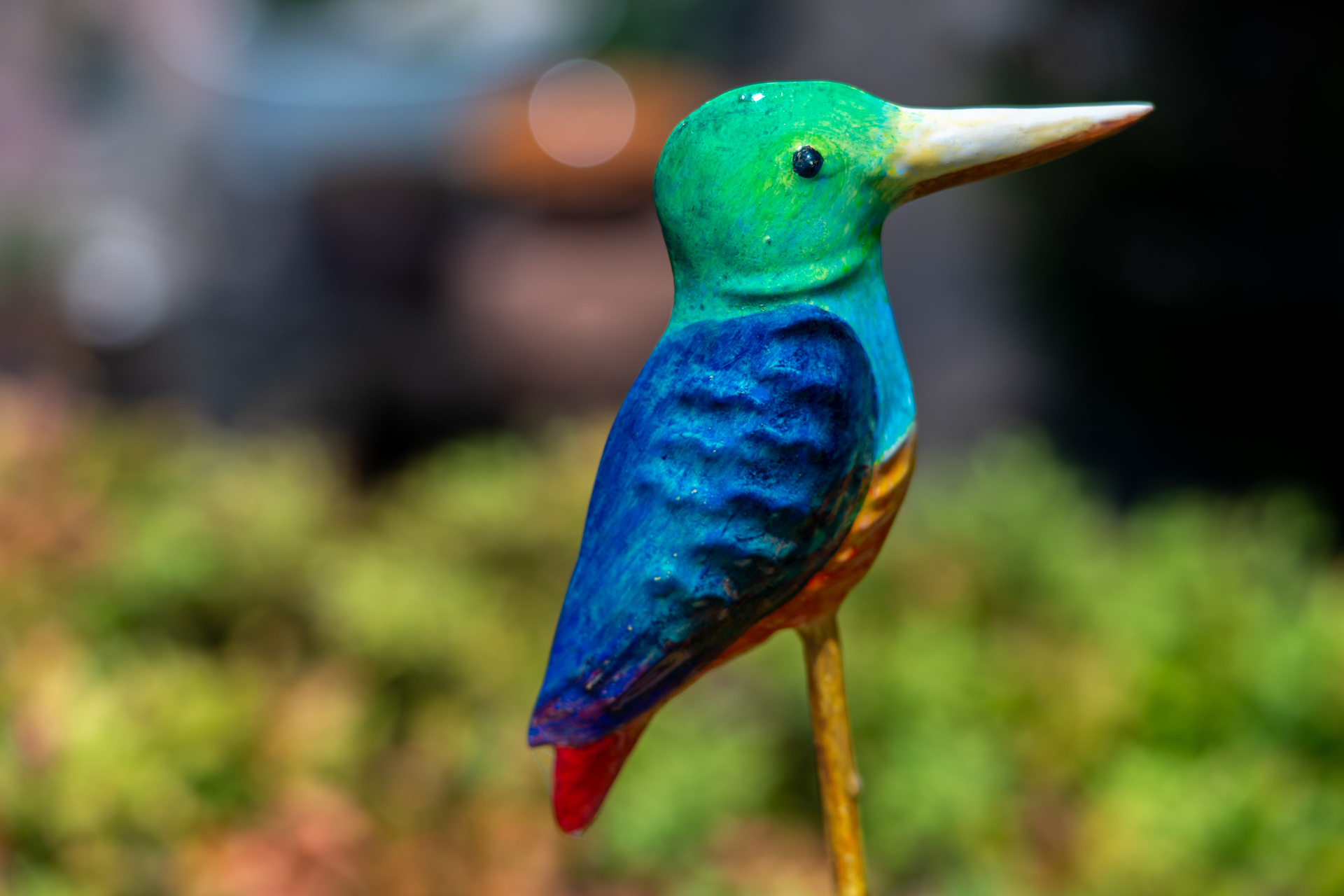 大口径ではない85mmなんか価値があるのかという声が聞こえてきそうですが、余裕です。フォーカスは何も指示していないのに鳥のオブジェの目玉に合いました。<br><span class="fnt-85">ニコン Z5II／SONY 85mm F2.8 SAM／85mm／絞り優先AE（1/2,500秒、F3.3、−0.7EV）／ISO 100</span>