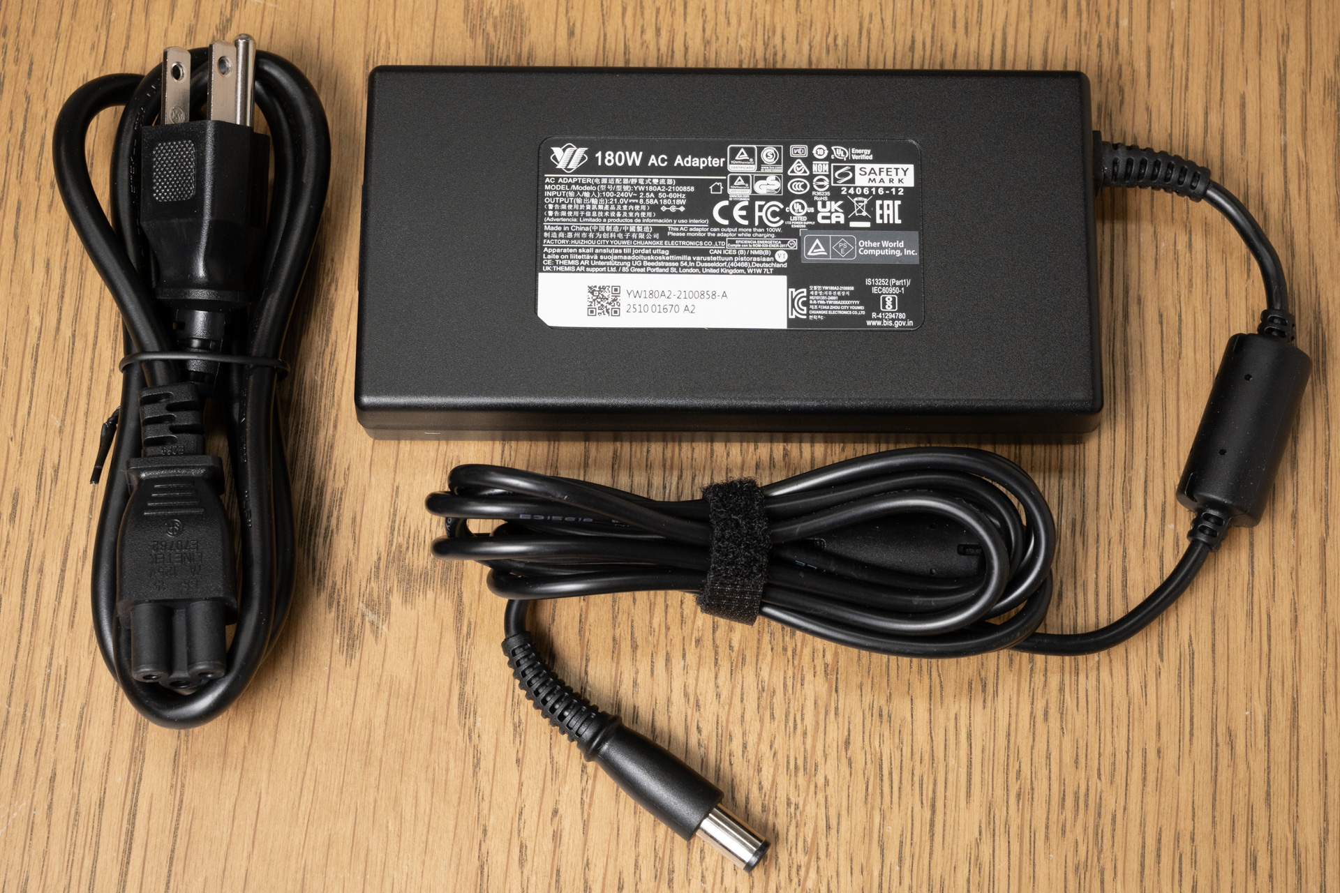 付属のACアダプターは180Wタイプ