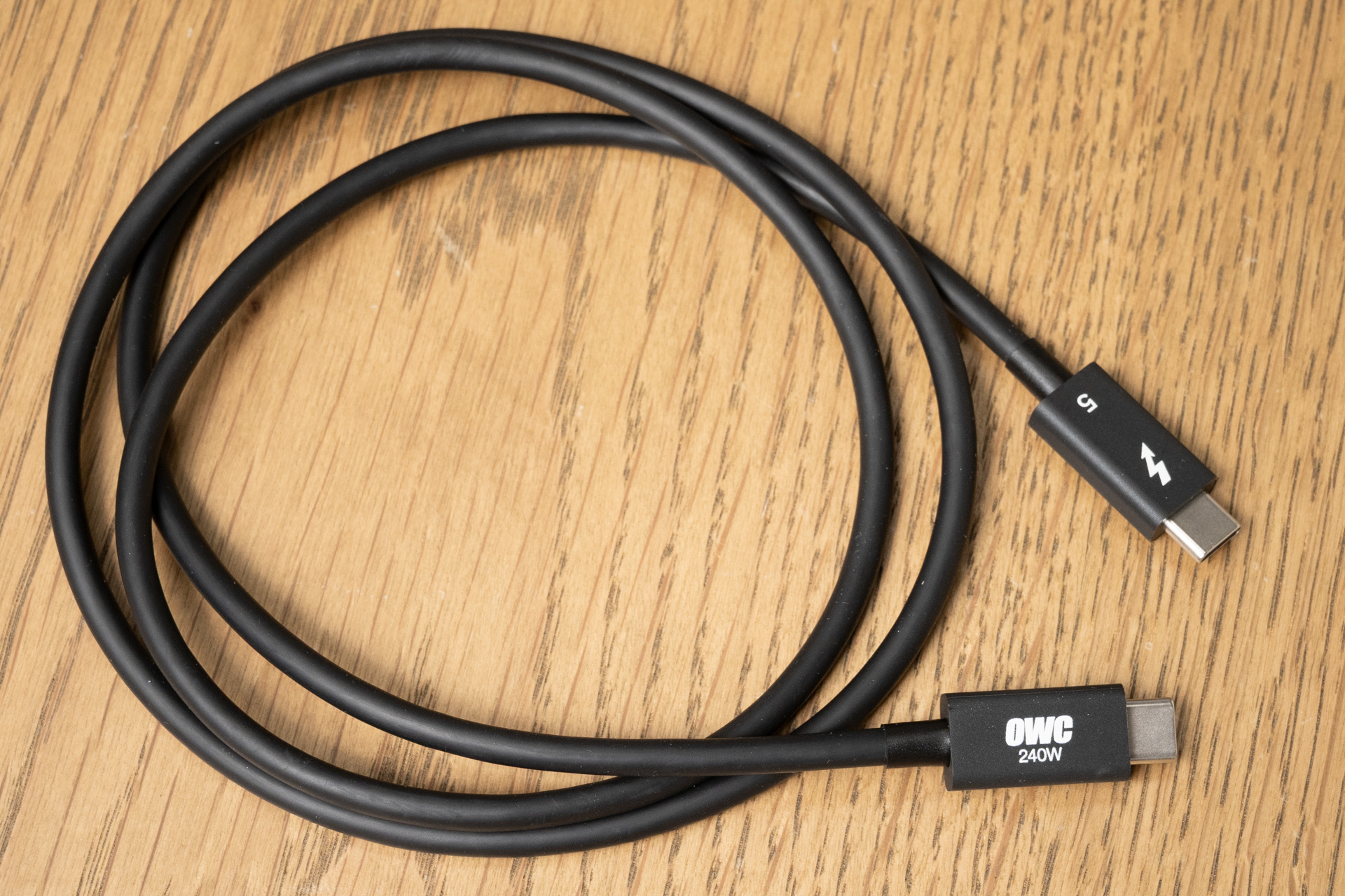 PC接続用のThunderbolt 5対応ケーブルも付属