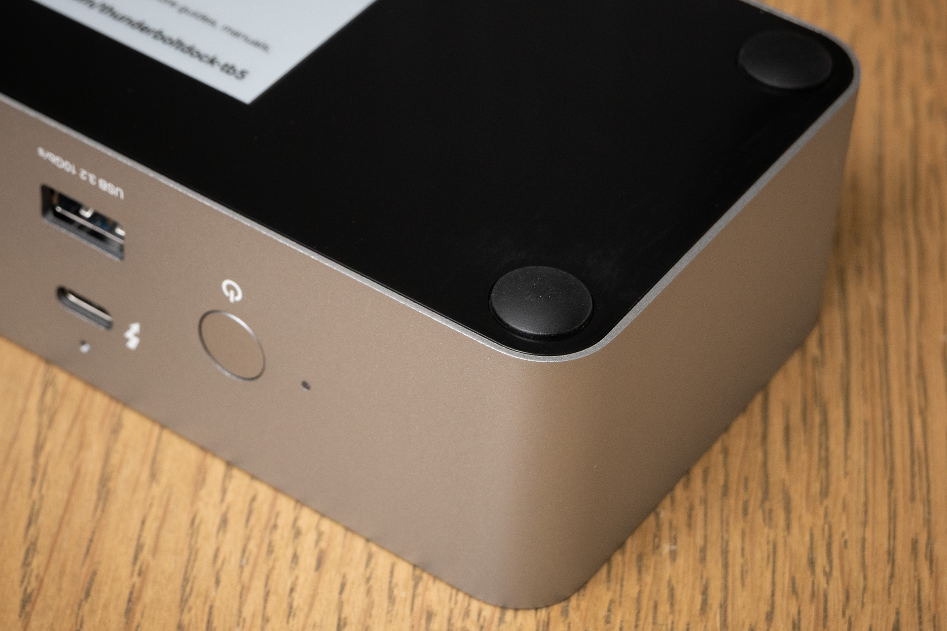 底面にはすべり止めのゴム足を装備