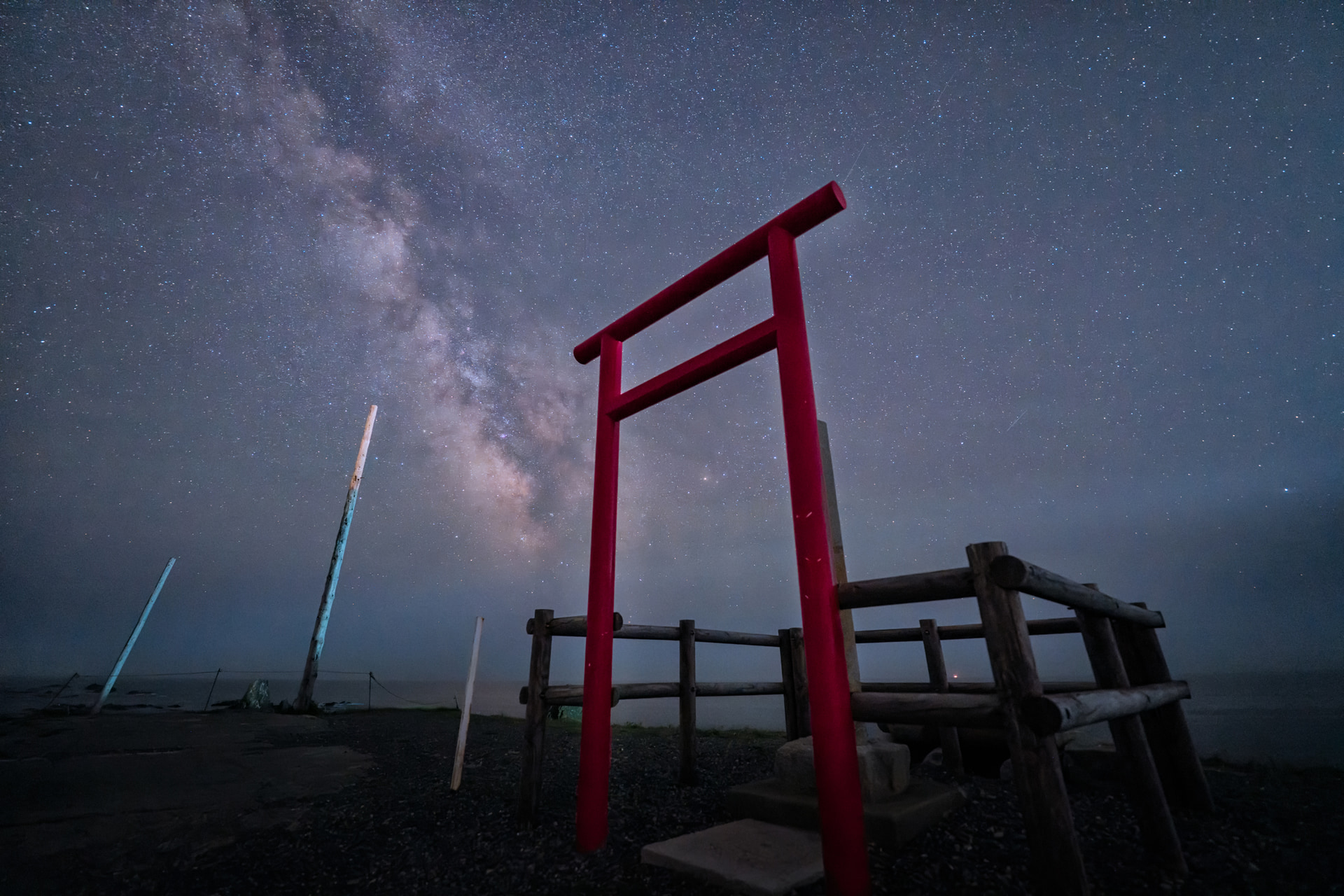 襟裳岬。この場所は風の強さが有名でこの日も強風が吹いていたが、三脚の剛性は問題にならなかった。灯台の光が地上風景を照らす環境だったが、気にせずに長時間露光をする方が不思議と自然に描写できた<br><span class="fnt-85">ニコン Z8／NIKKOR Z 14-24mm f/2.8 S／14mm／マニュアル露出（F2.8、15秒）／ISO 8000／WB：晴天</span>