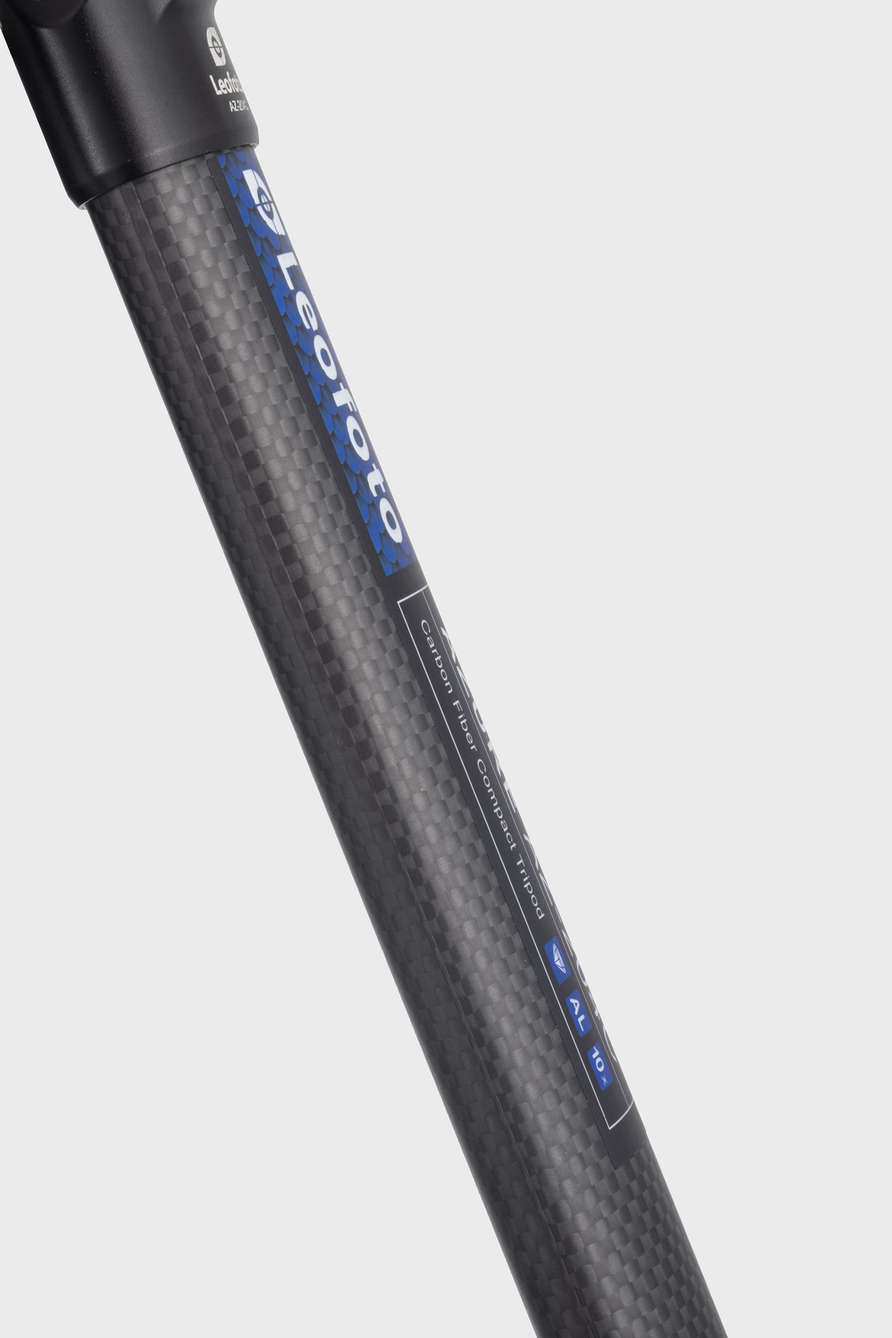 通常のレオフォト三脚はパイプが真円だが、本製品は楕円形でコンパクトになっている