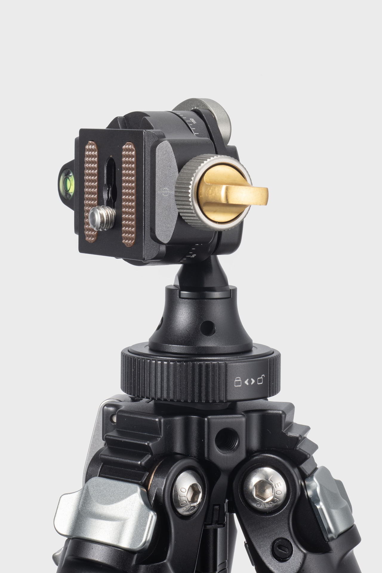 縦位置の状態で収納すれば、引っ掛かりが少なくカメラバッグにも取り付けやすい