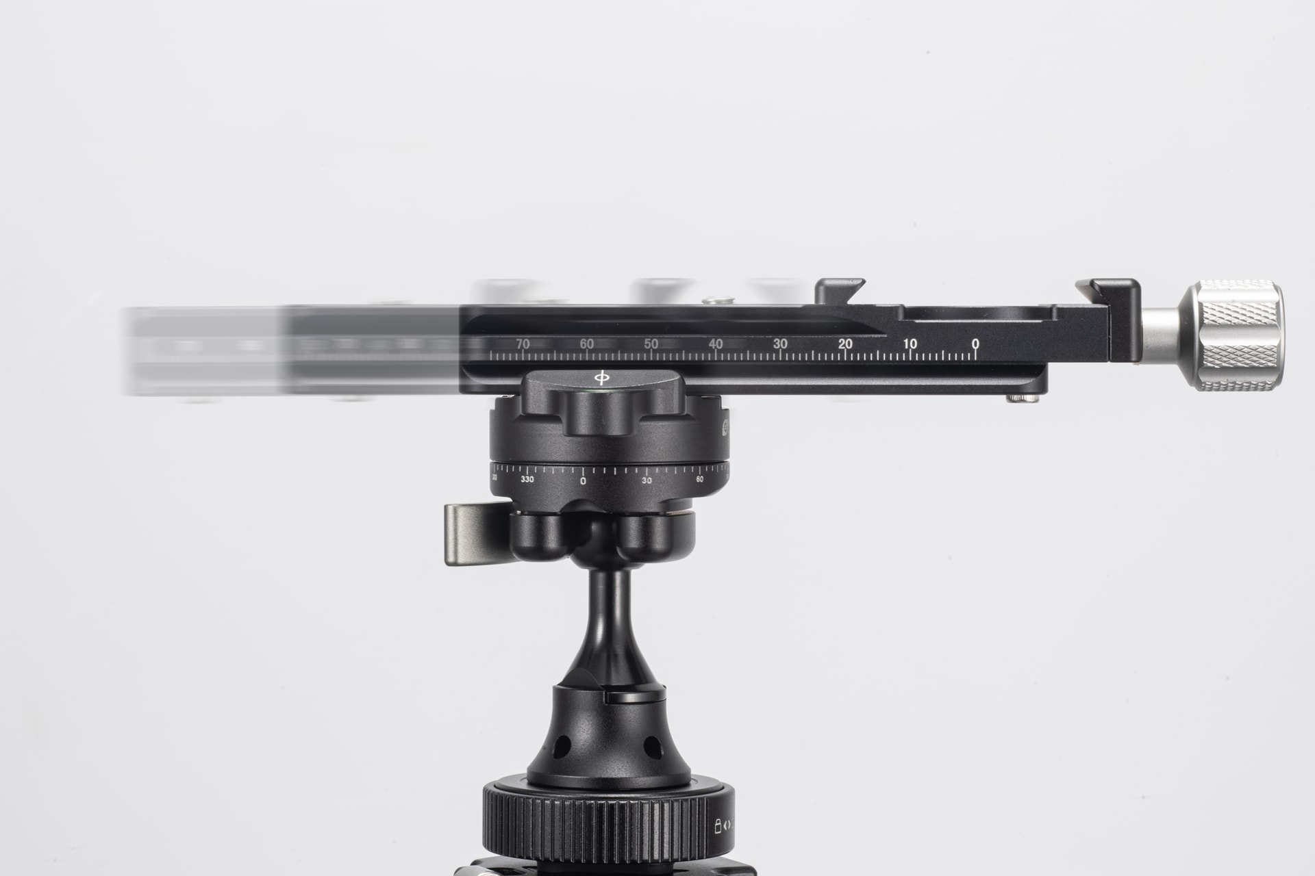 <span class="fnt-110"><a href="https://leofoto.co.jp/item/item-7557/" class="strong bn" target="_blank">NR-100</a></span><br>価格：1万1,000円（税込）／長さ：127mm／幅：38mm／高さ：18mm／質量：110g<br>　<br>バランスプレートのNR-100は、取り付ける機材の重心に合わせて前後させることで、安定感を出せるアイテム。超広角レンズの使用が多い星空撮影で重宝する