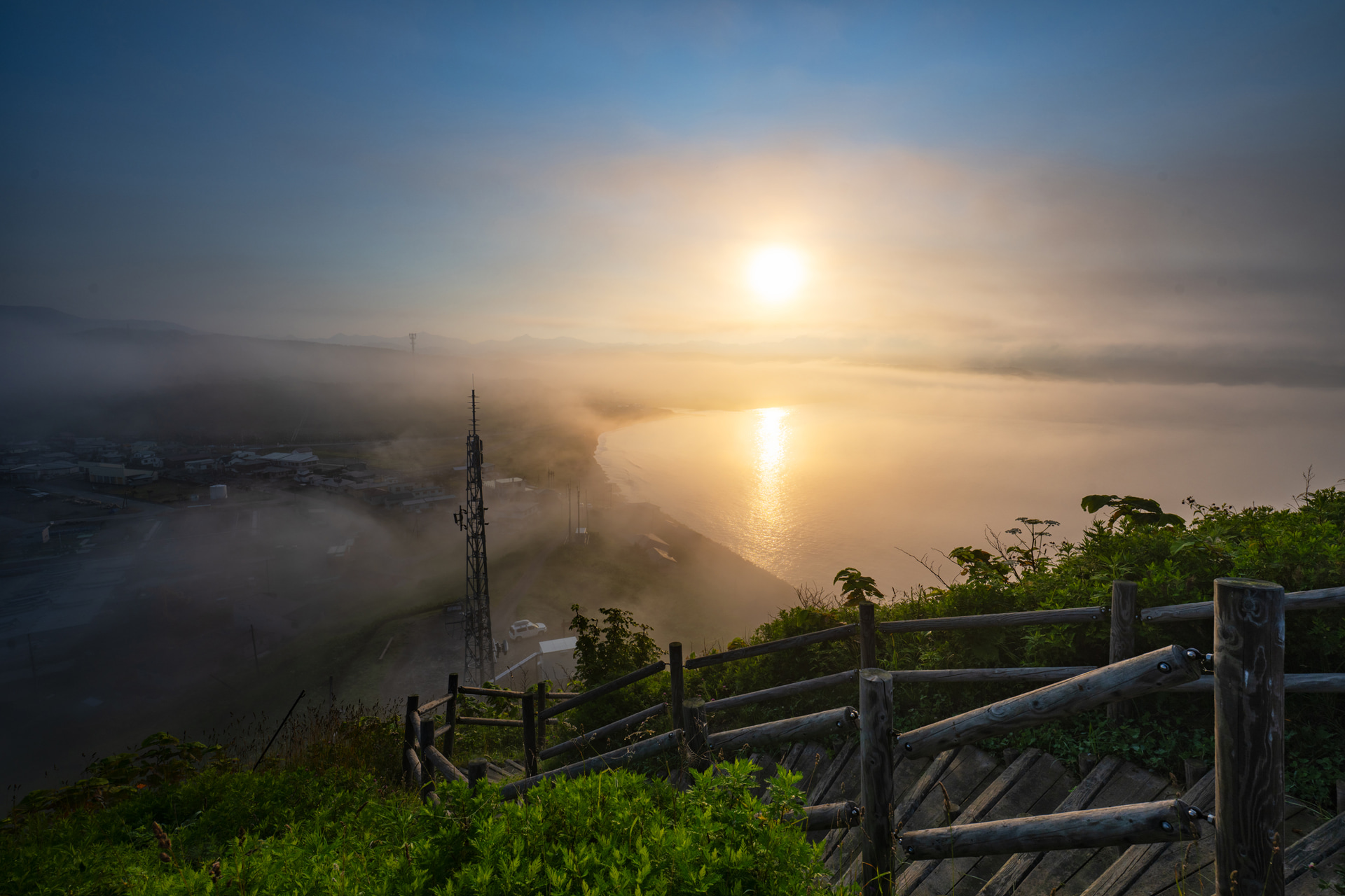 北海道様似町（さまにちょう）エンルム岬。6月の北海道南部・太平洋側沿岸地域には海霧が発生する。街が霧で覆われるが、小高い場所へ登ればそこは雲海。小型三脚のおかげで写真とタイムラプスが同時に撮影できる<br><span class="fnt-85">ニコン Z8／タムロン 16-30mm F/2.8 Di III VXD G2／16mm／プログラムAE（F9、1/320秒、±0EV）／ISO 64／WB：晴天／タイムラプス撮影中の1枚</span>