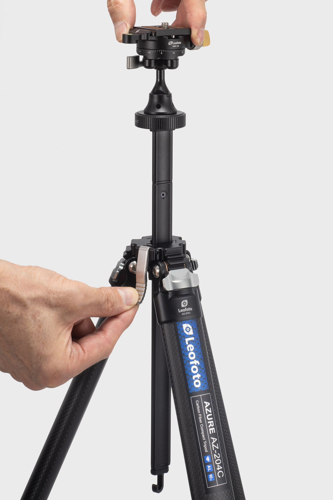 AZ-204CはY字形のセンターコラムを備え、収納性を維持しながら高さの調整が行えるようになっている