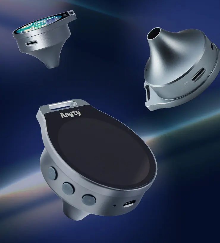 側面に操作ボタンやmicroSDカードスロットを備える