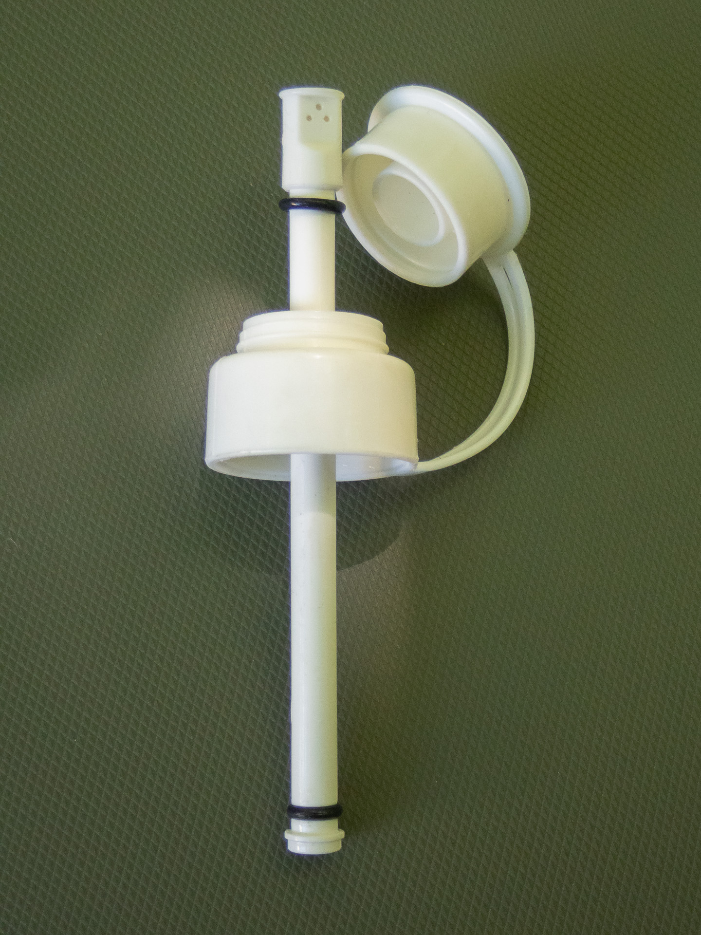 製品本体。本来はノズル下方にのみ、ゴムリングが付いている。自分で上のほうにもゴムリングを追加するとよい