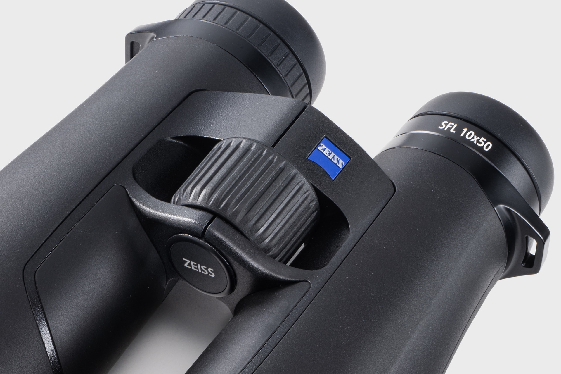 シリーズ名にもなっているSmartFocusコンセプトは、人間工学に基づく操作性を追求。双眼鏡を保持したときに指が自然に触れる位置に大きなフォーカスホイールを装備し、滑らかで正確なフォーカスが可能だ