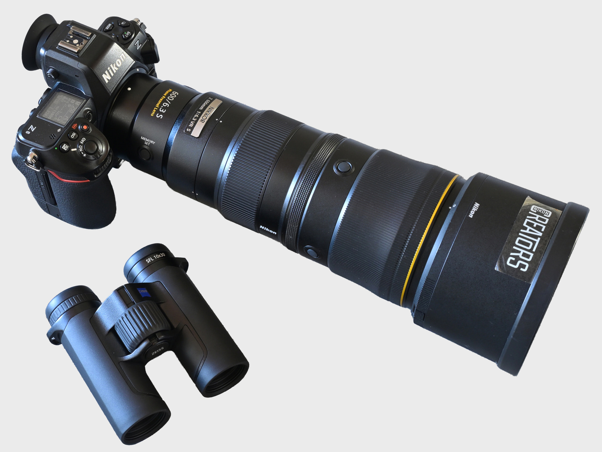 レンズ素材を薄くして軽量化、レンズ間の距離を最小化、シュミット・ペッヒャー・プリズムによる光学系の合理化など、光学設計の見直しで軽量化を実現。超望遠レンズなどで重くなりがちな撮影機材と併用しやすくなっている