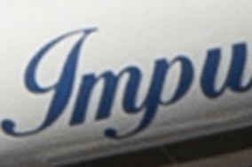 画素数を4倍に上げても「Blue Impulse」の文字や機体の細かなディテールなどに不自然さやノイズ感がなく、自然に見える点が特徴だ