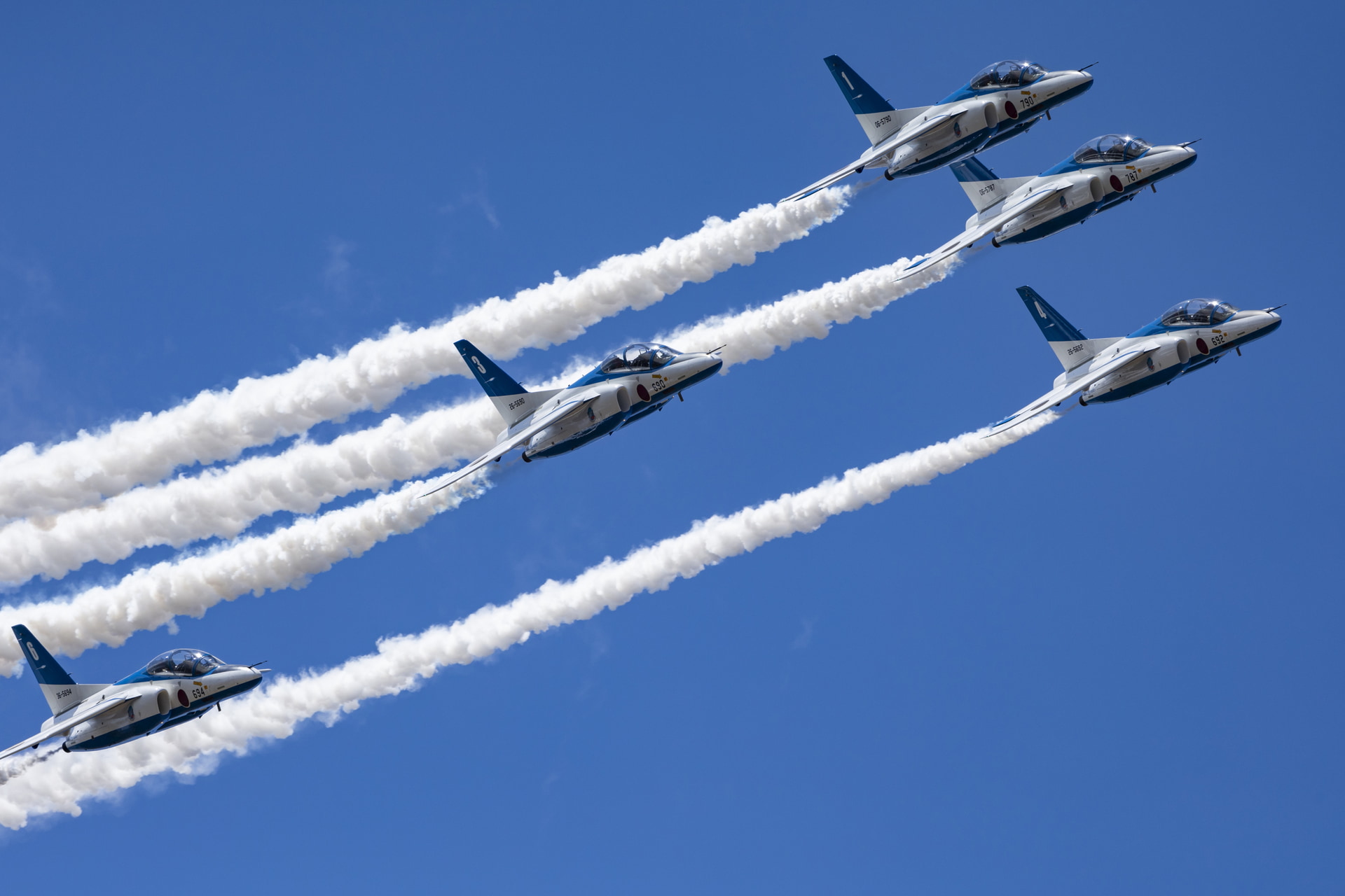 アップスケーリングして、中央の1機だけをスモークとともにトリミングする<br><span class="fnt-85">キヤノン EOS R6 Mark II／RF100-500mm F4.5-7.1 L IS USM／500mm／マニュアル露出（F8、1/2,500秒）／ISO 400／WB：オート</span>