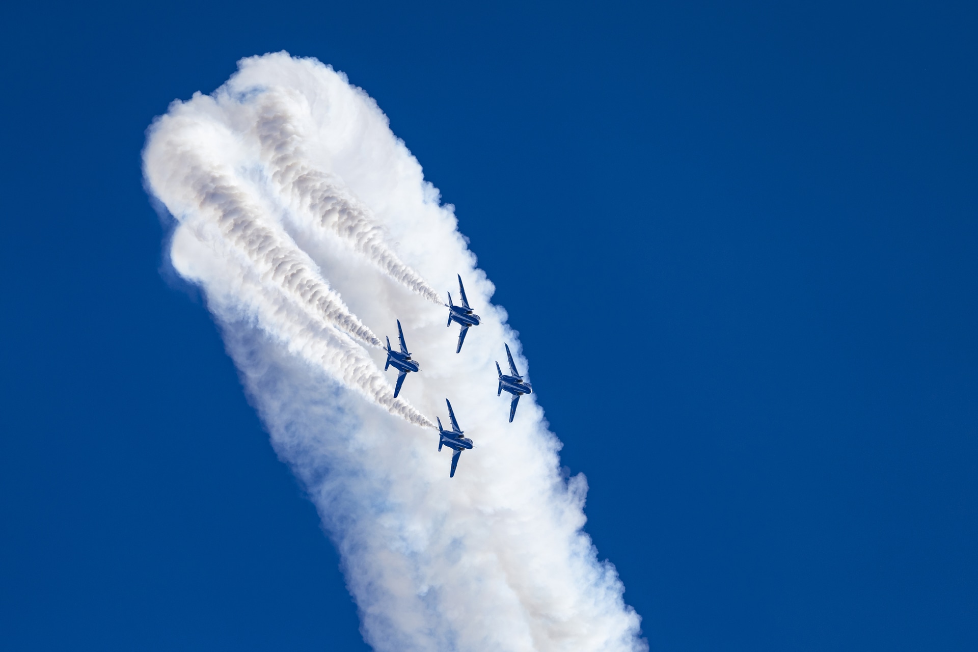 青空の余白を切り詰めるように縦位置で切り出す<br><span class="fnt-85">キヤノン EOS R6 Mark II／RF100-500mm F4.5-7.1 L IS USM／500mm／マニュアル露出（F8、1/2,500秒）／ISO 400／WB：オート</span>