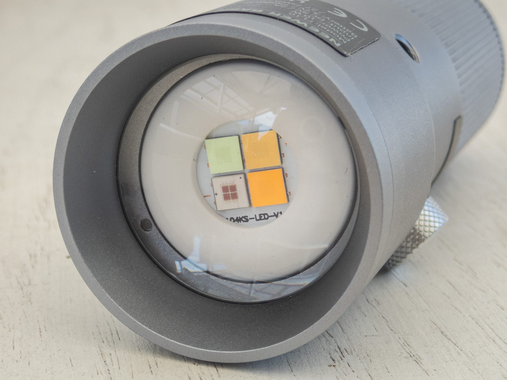 4つのLEDが見える。それぞれを切り替えて発光させる方式。LED前のレンズは伸縮式でマスクのピント合わせ用。