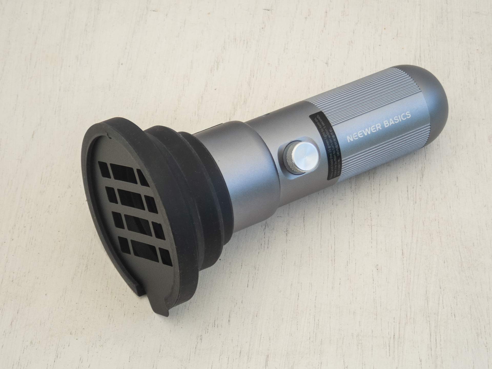 このようにアダプターを介してマスクを取り付ける。