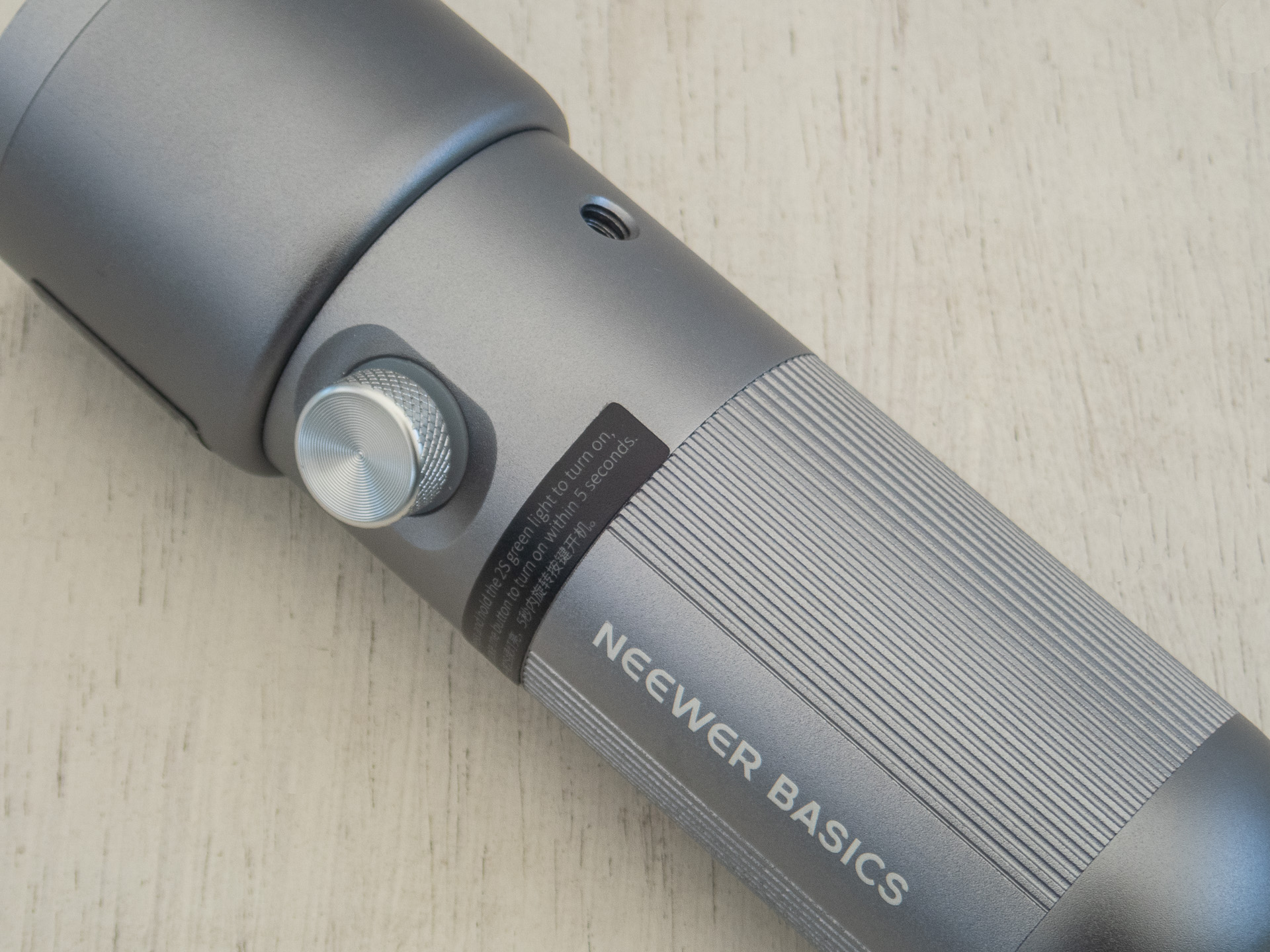 オペレーション用のダイヤルとネジ穴。ネジ穴は1/4インチ。カメラネジです