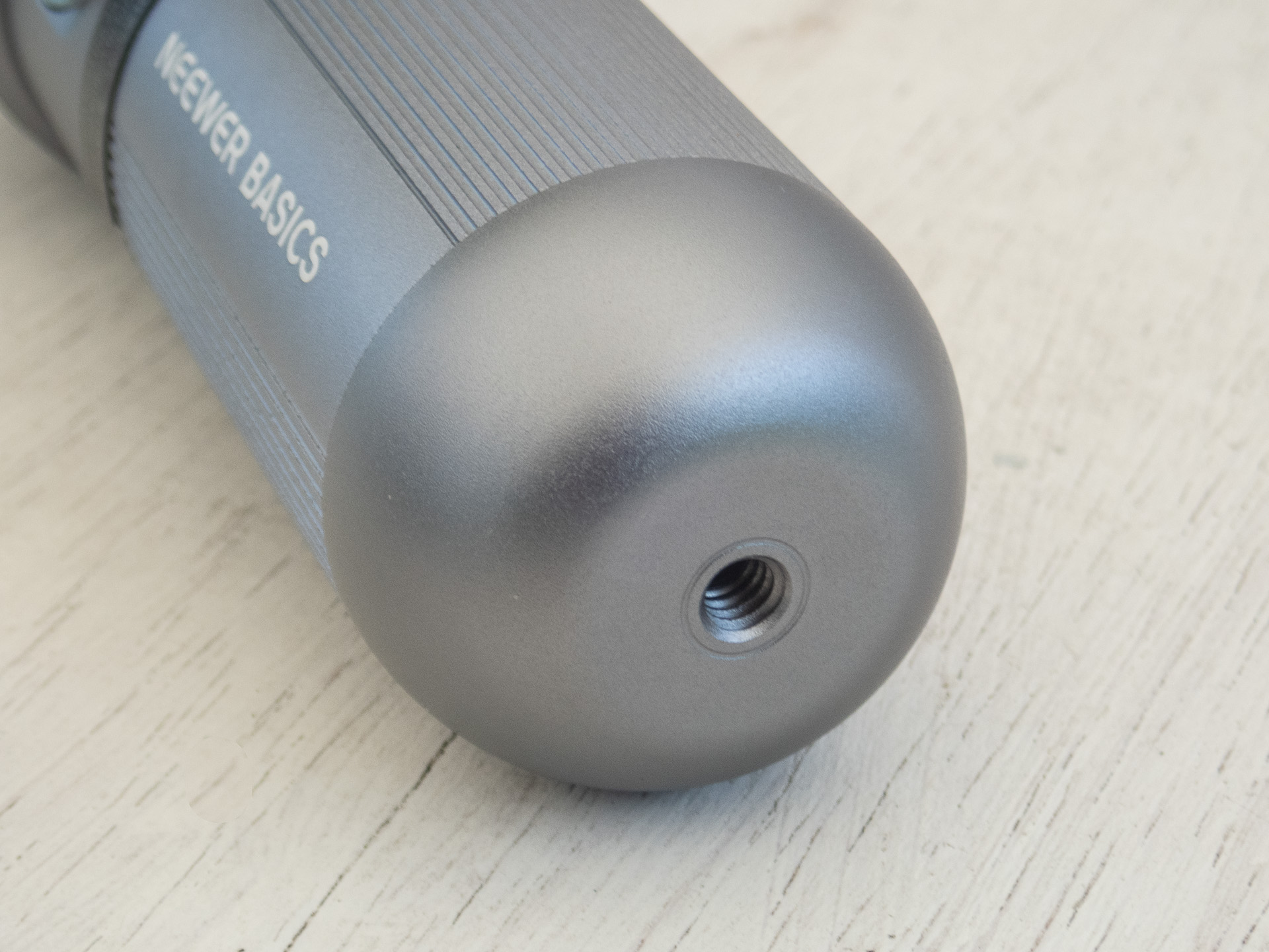 側面と底部、合計３箇所のネジ穴が設けられている