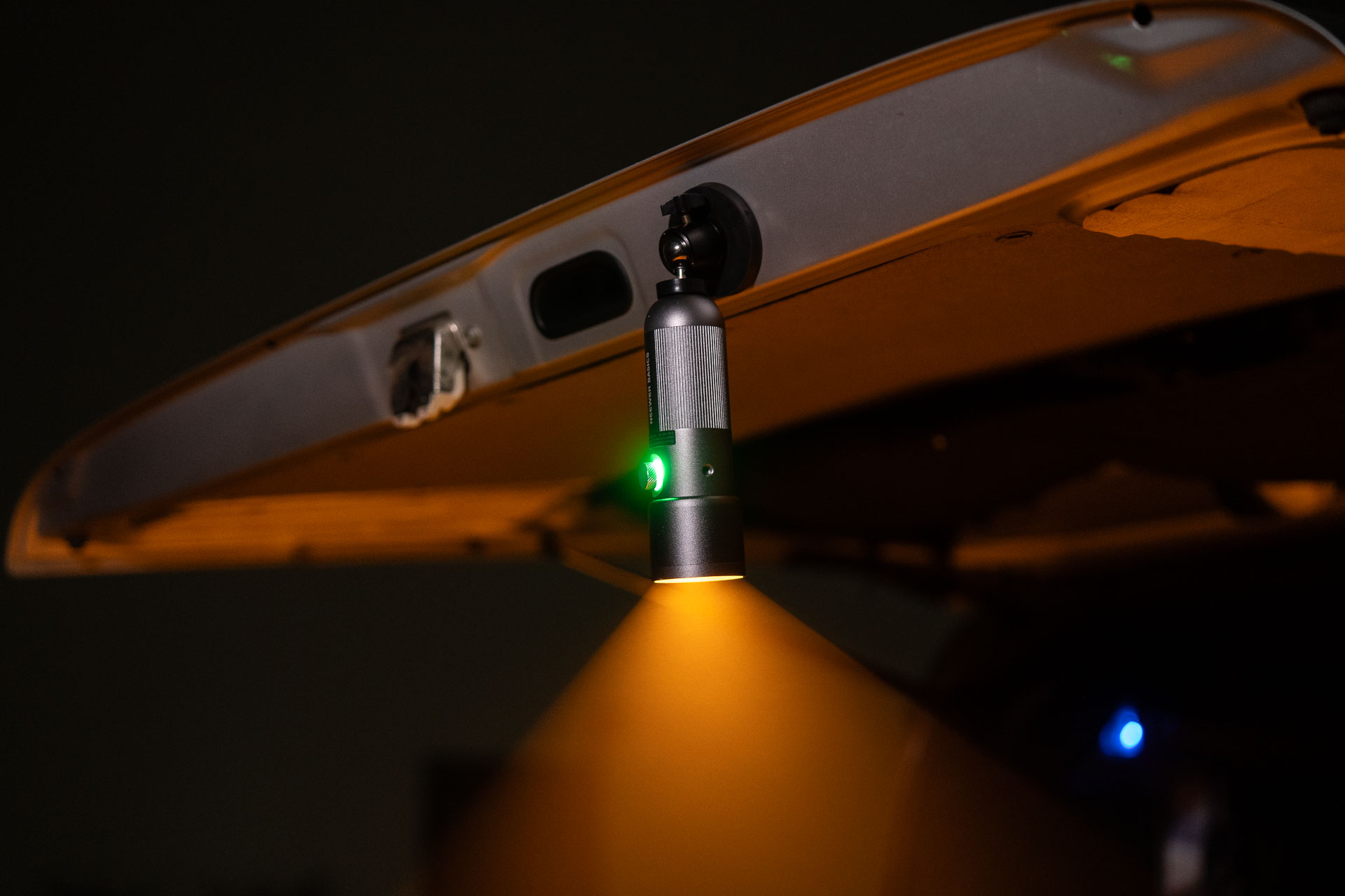 車のリアゲートにマグネットベースで取り付けたところ。夜の作業照明にも便利につかえるのだ