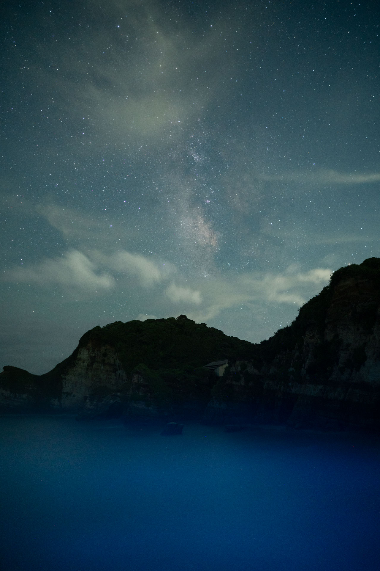 天の川と凪いだ海。FL10は青色にした。暗く静かな海が表現できた<br>ニコンZ8／SAMYANG AF 24mm F1.8／マニュアル（15秒／F2.0）ISO 1600／WB：晴天