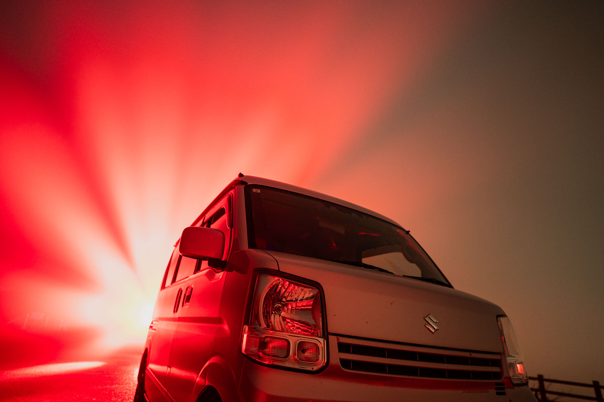 赤い背景にするととてもアクティブなイメージ。元気に走りまくるようだ。<br>ソニーα7C／FiRIN 20mm F2／マニュアル（13秒／F2.2）ISO 2000／WB：晴天