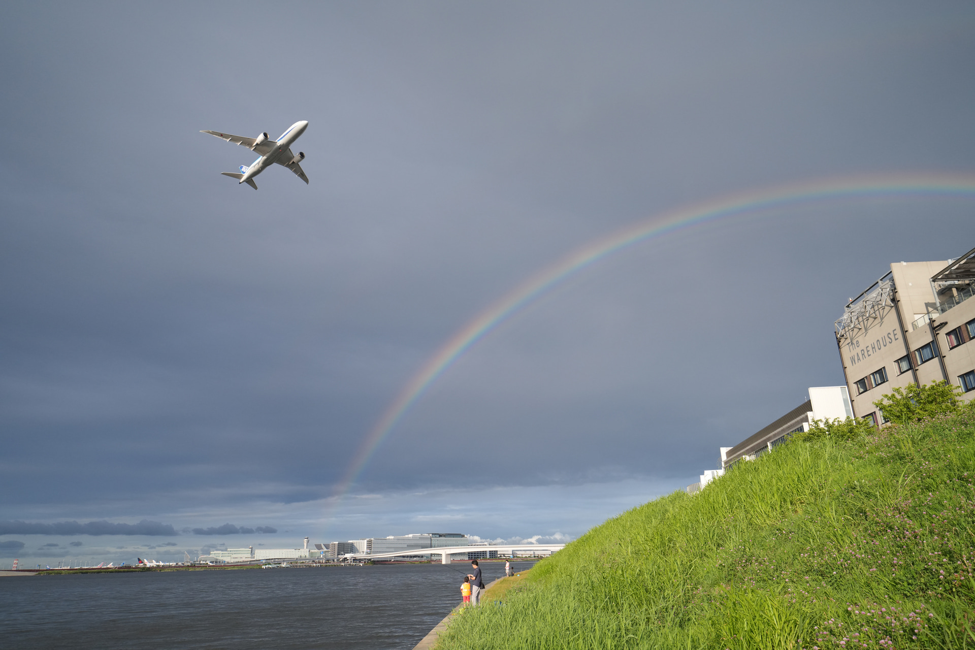 <span class="fnt-110"><b>虹を鮮やかに描く</b></span><br>離陸機と虹。反射を強調する角度に偏光膜を調整すると、わずかではあるが虹の鮮やかさを強調できる<br><span class="fnt-85">ソニー α7R V／サムヤン AF 14-24mm F2.8 FE／24mm／絞り優先AE（F5、1/1,000秒、＋0.7EV）／ISO 640／WB：太陽光</span>