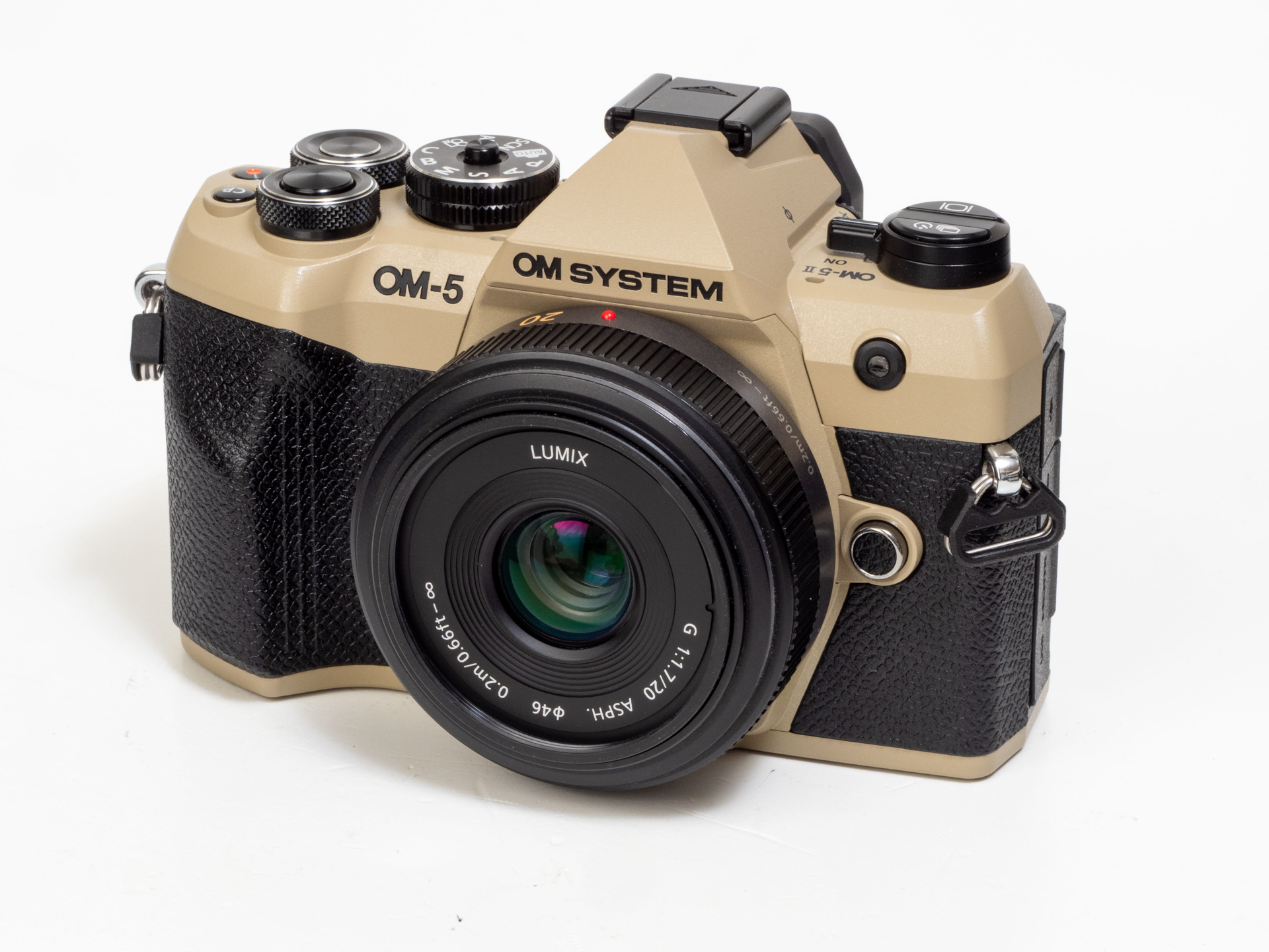 LUMIX G 20mm / F1.7 ASPH.を装着してみます。初期型ですね。現行品ではII型になりましたがこちらの方がデザイン的にも好きですね。全体繰り出しのためかAF遅いですけど、性能は感動的であります。