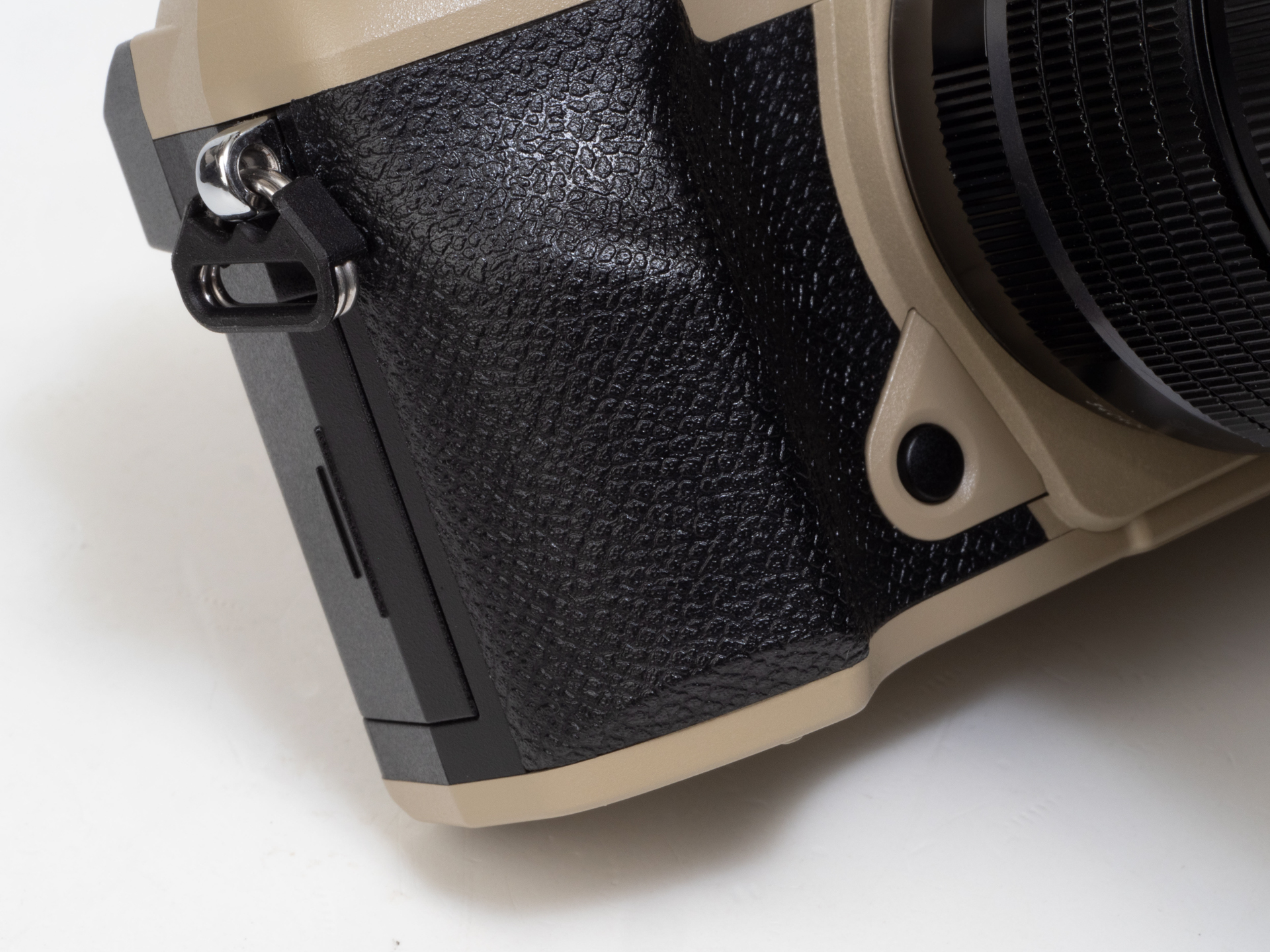 デザインを乱さないように配慮されたグリップ。素晴らしく手に馴染みますねえ。つい片手で持って全ての撮影をしたくなります。