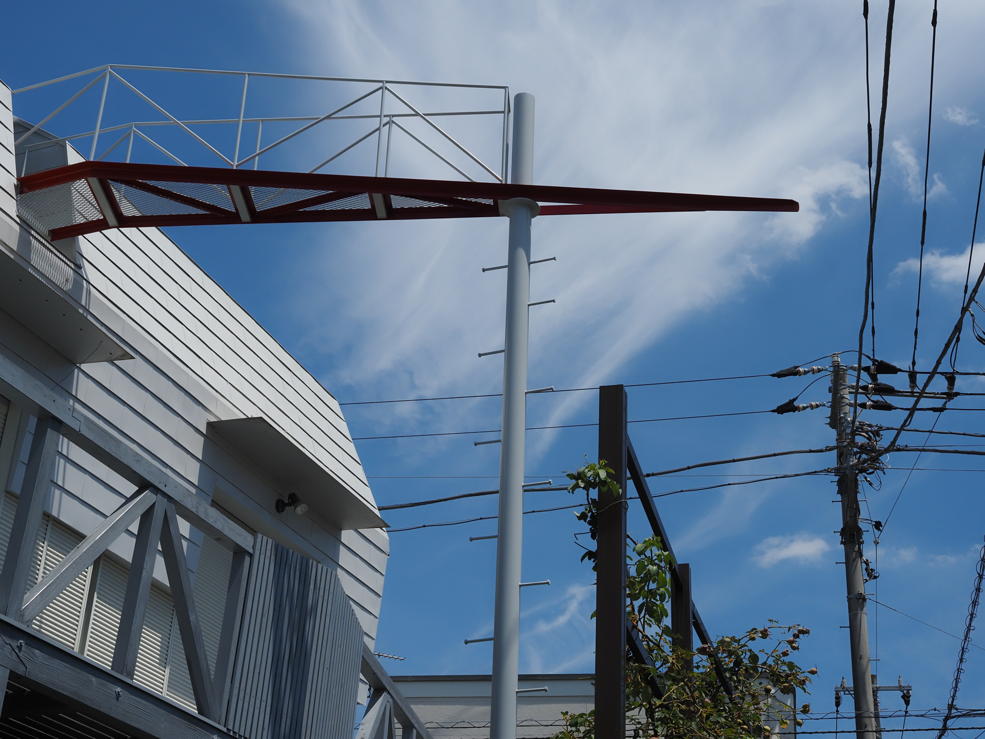 住宅街で見つけた、意味があるのかないのかわからない電柱。硬質なものをしっかりとエッジ鋭く捕まえるレンズですね。<br><span class="fnt-85">OM SYSTEM OM-5 Mark II／M.ZUIKO DIGITAL ED 12-45mm F4.0 PRO／26mm（52mm相当）／プログラムAE（1/1,000秒、F11、−0.7EV）／ISO 400</span>