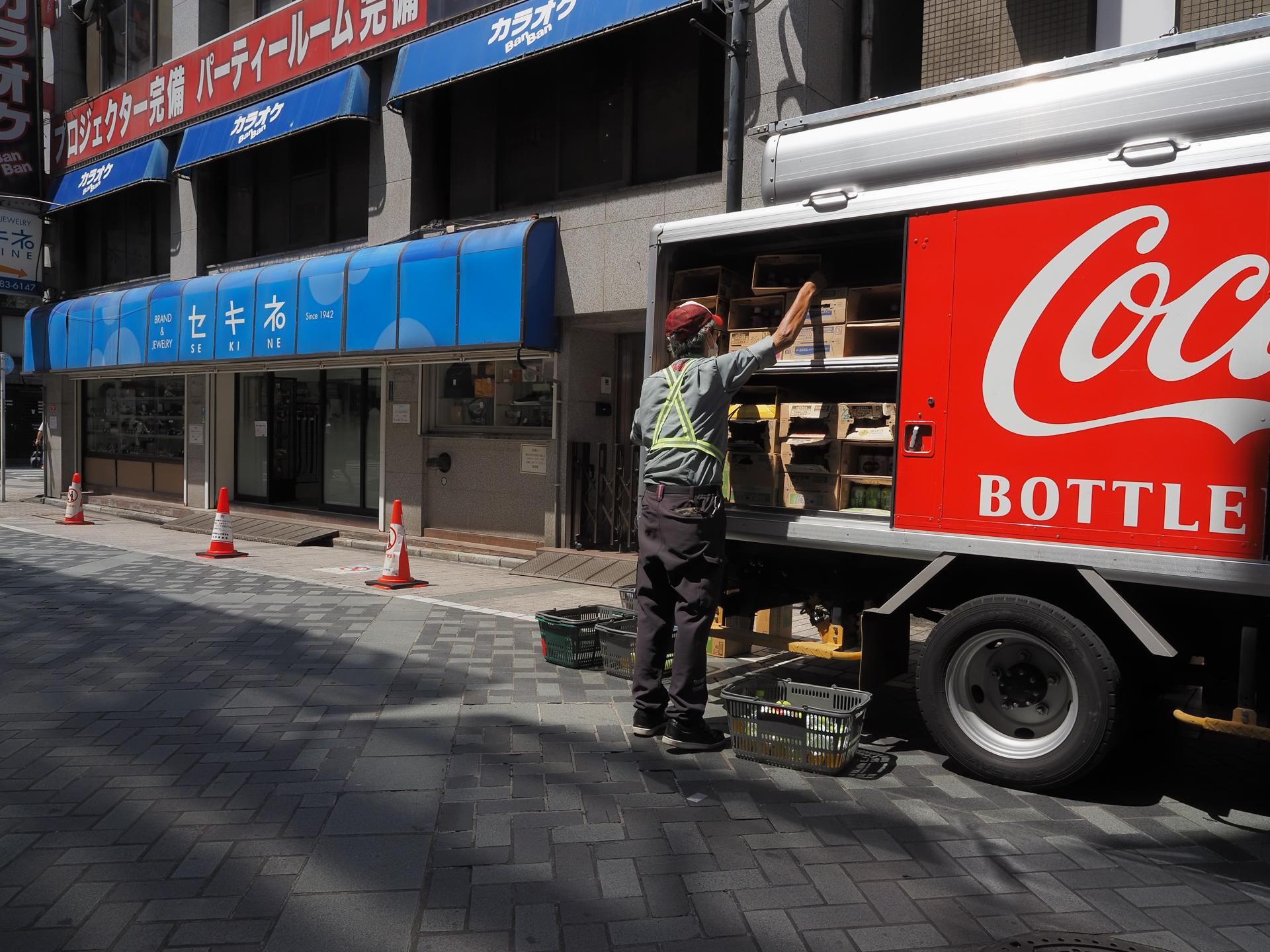 コントラストがとても強い条件ですが、うまく馴染ませているのは画作りの良さなんでしょう。町中でコカ・コーラの看板をみるとつい撮ってしまうのは、文明批評とか高梨豊さんに挑戦しようというのではなく好きだからです。<br><span class="fnt-85">OM SYSTEM OM-5 Mark II／M.ZUIKO DIGITAL ED 12-45mm F4.0 PRO／12mm（24mm相当）／プログラムAE（1/400秒、F10、−0.7EV）／ISO 400</span>