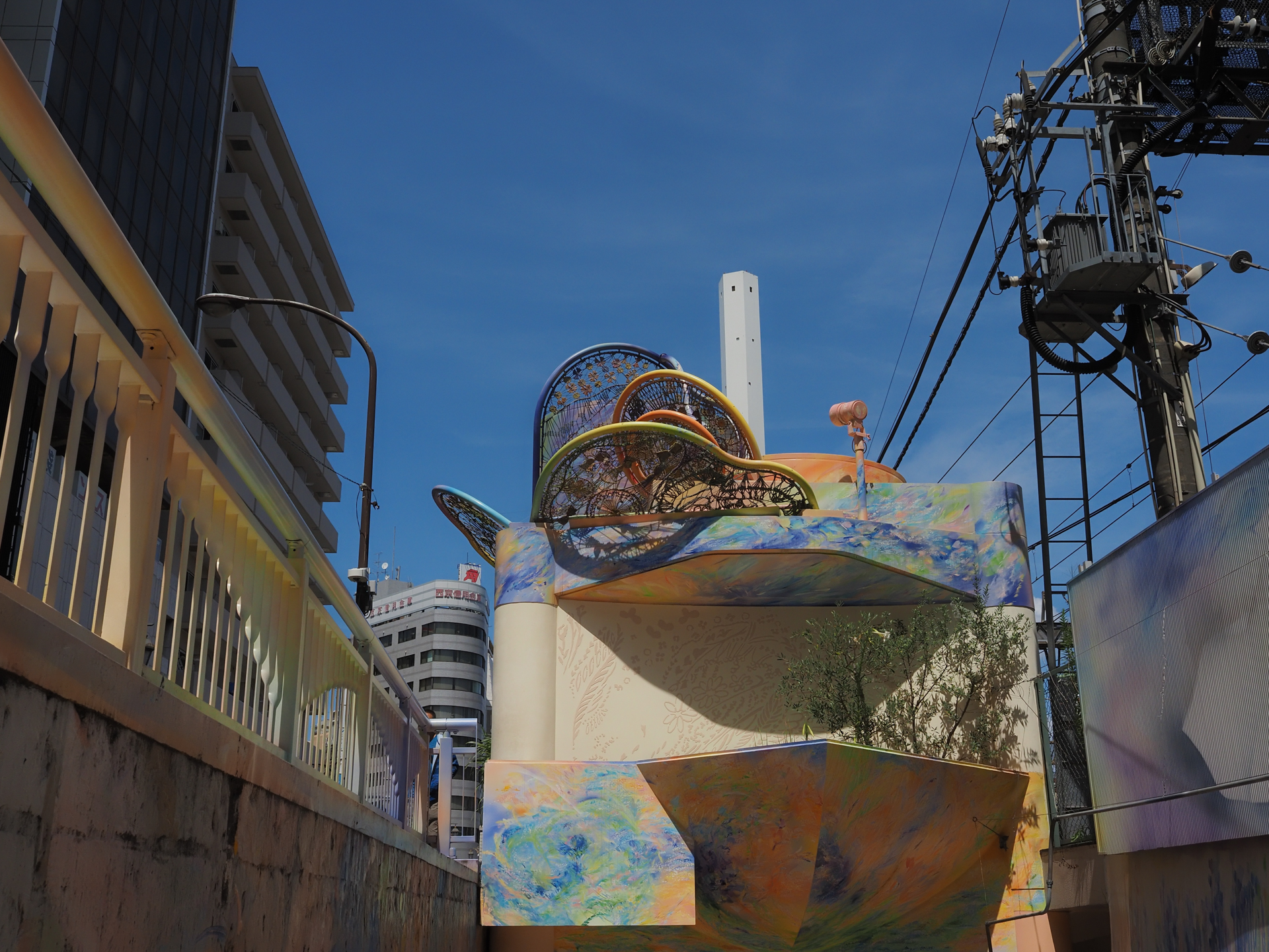 謎の建物だなあと思ったら、公衆トイレだったというオチ。面白いですよね。<br><span class="fnt-85">OM SYSTEM OM-5 Mark II／M.ZUIKO DIGITAL ED 12-45mm F4.0 PRO／18mm（36mm相当）／プログラムAE（1/1,000秒、F11、−0.7EV）／ISO 400</span>