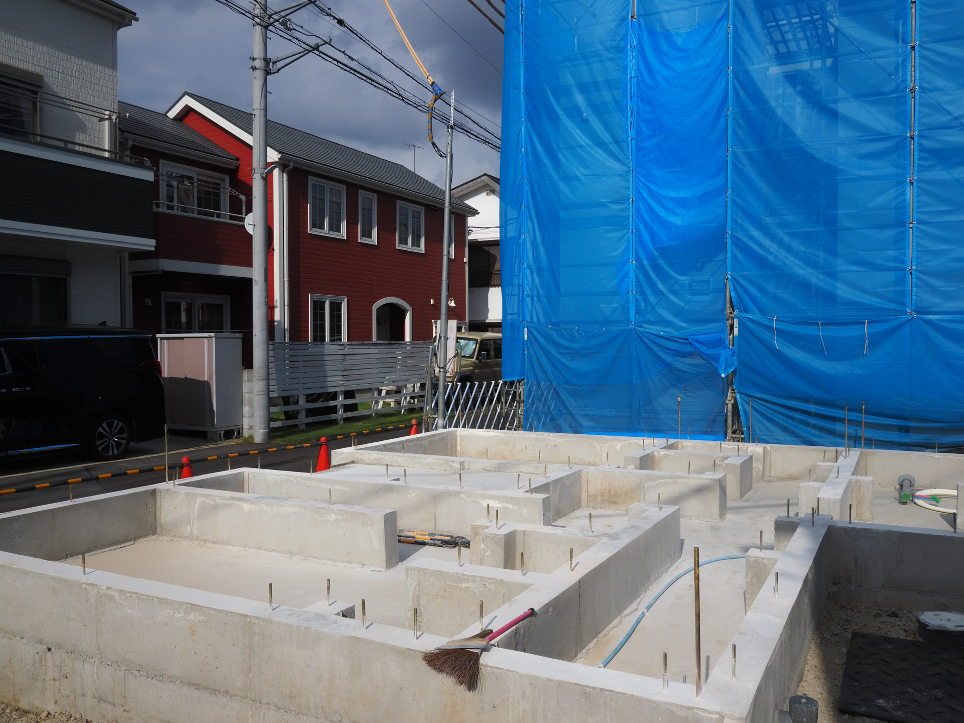 なんでもないものだけど、何か引っかかるものは手当たり次第撮影するのがスナップの基本です。<br><span class="fnt-85">OM SYSTEM OM-5 Mark II／LUMIX G 14mm / F2.5 ASPH.／14mm（28mm相当）／プログラムAE（1/1,250秒、F11、−0.7EV）／ISO 400</span>