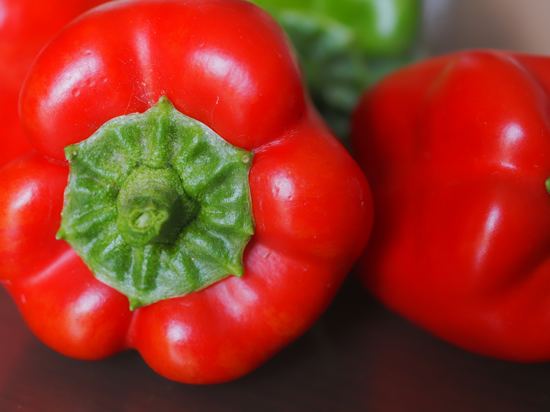 テーブルフォトですが、三脚を用意するのが面倒なので手持ちで撮影しました。ブレてませんねえ。素晴らしい。<br><span class="fnt-85">OM SYSTEM OM-5 Mark II／ZUIKO DIGITAL 35mm F3.5／35mm（70mm相当）／プログラムAE（1/50秒、F4.5、−1EV）／ISO 400</span>