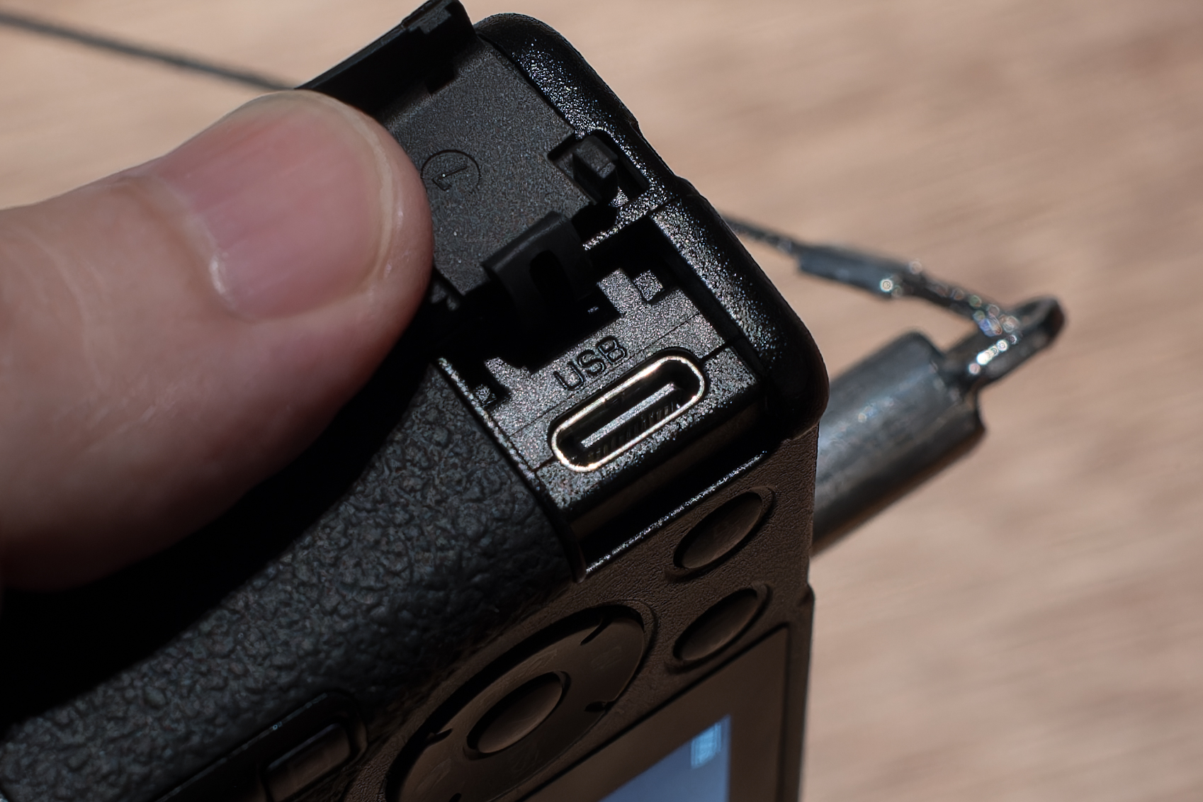 側面にはGR IIIと同じくUSB Type-C端子があり、充電・給電に対応。撮影データの取り出しも行える