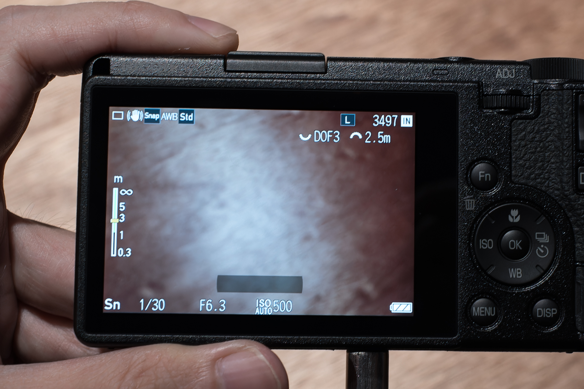 Snモードの画面。前後のダイヤルで被写界深度と撮影距離を決める