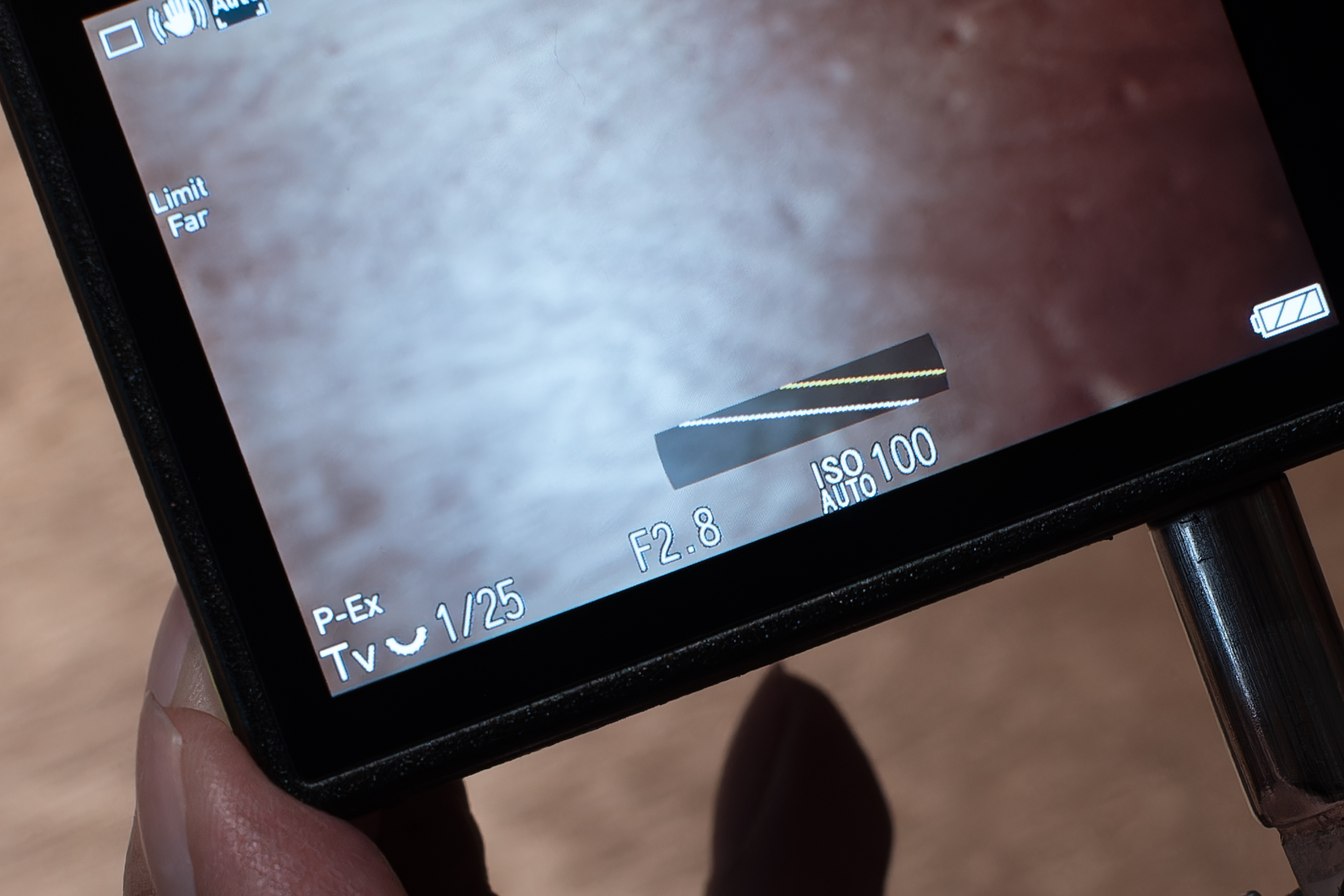 Pモードで操作すると“P-Ex”と表示。絞りやシャッター速度を変更すると、ISO感度が追従する