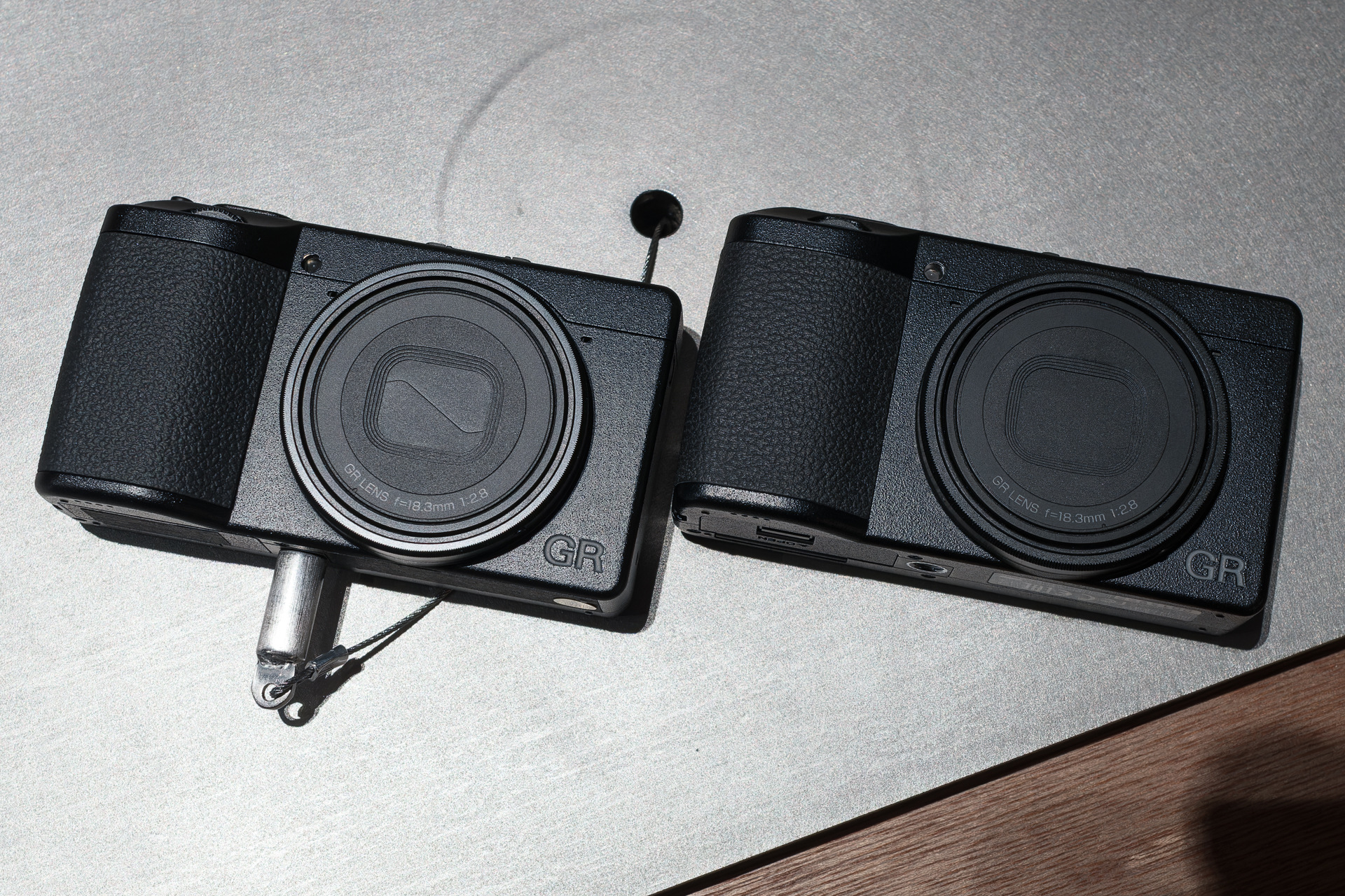 正面。レンズ銘板の水平を出すためのポッチが、右のGR IIIとは異なる位置に付いていた。つまり銘板も別パーツということ