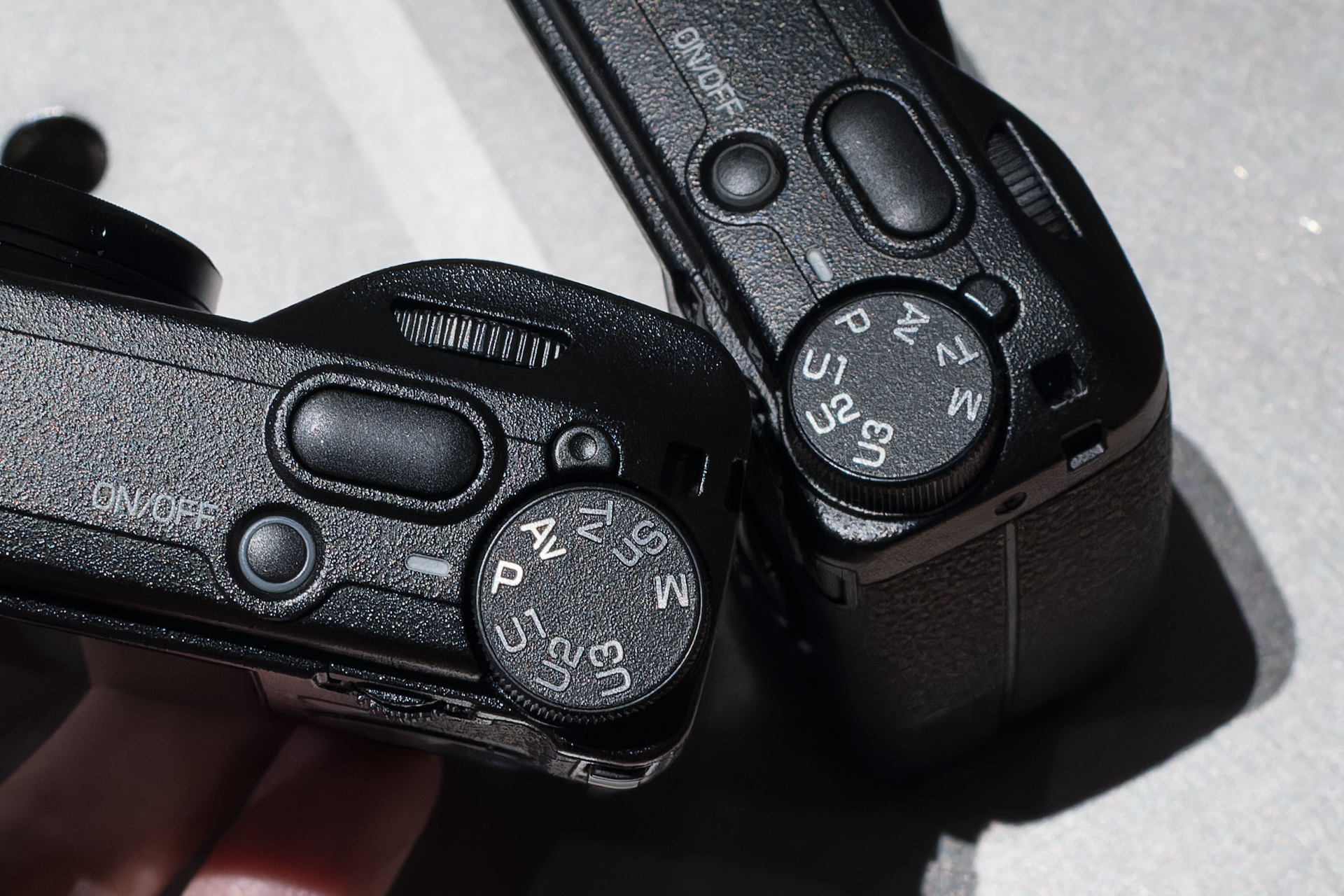 左がGR IV。「Sn」のポジションが増えている