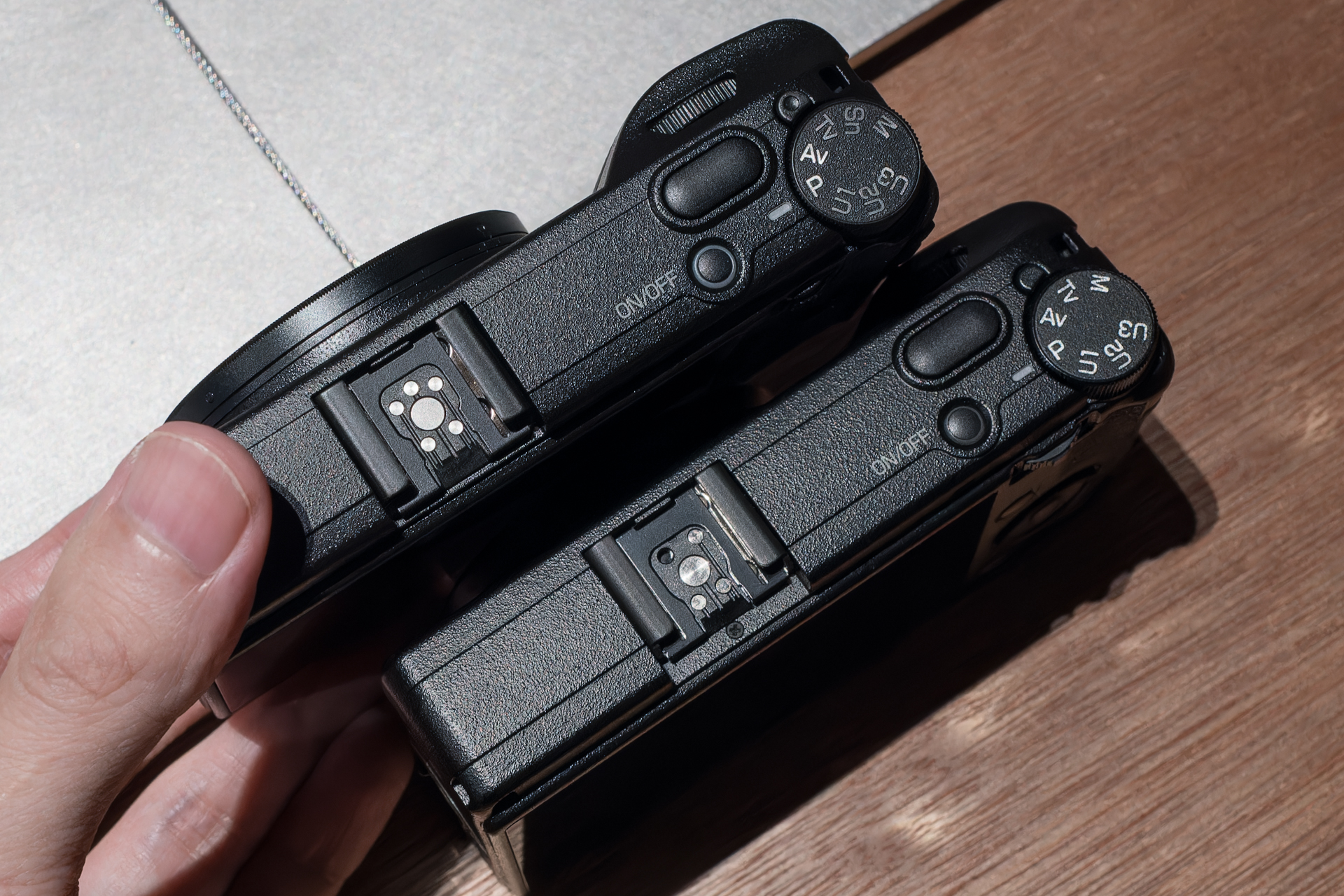 左がGR IV、右がGR III。ホットシューの接点配置が異なる