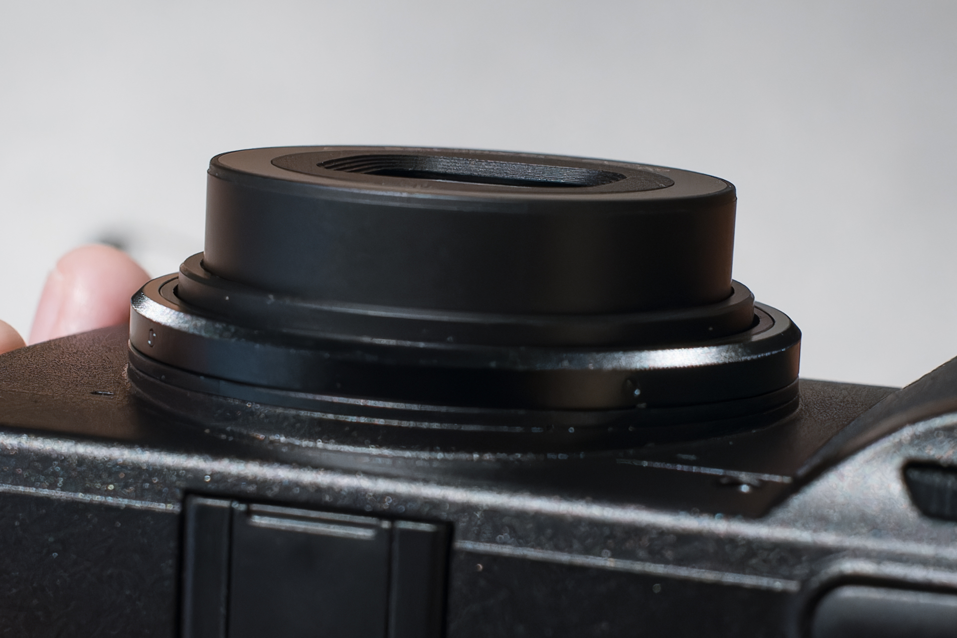 レンズも新規設計（非球面3枚を含む5群7枚構成）。電源ON時の鏡筒突出量がわずかに少なく見えた