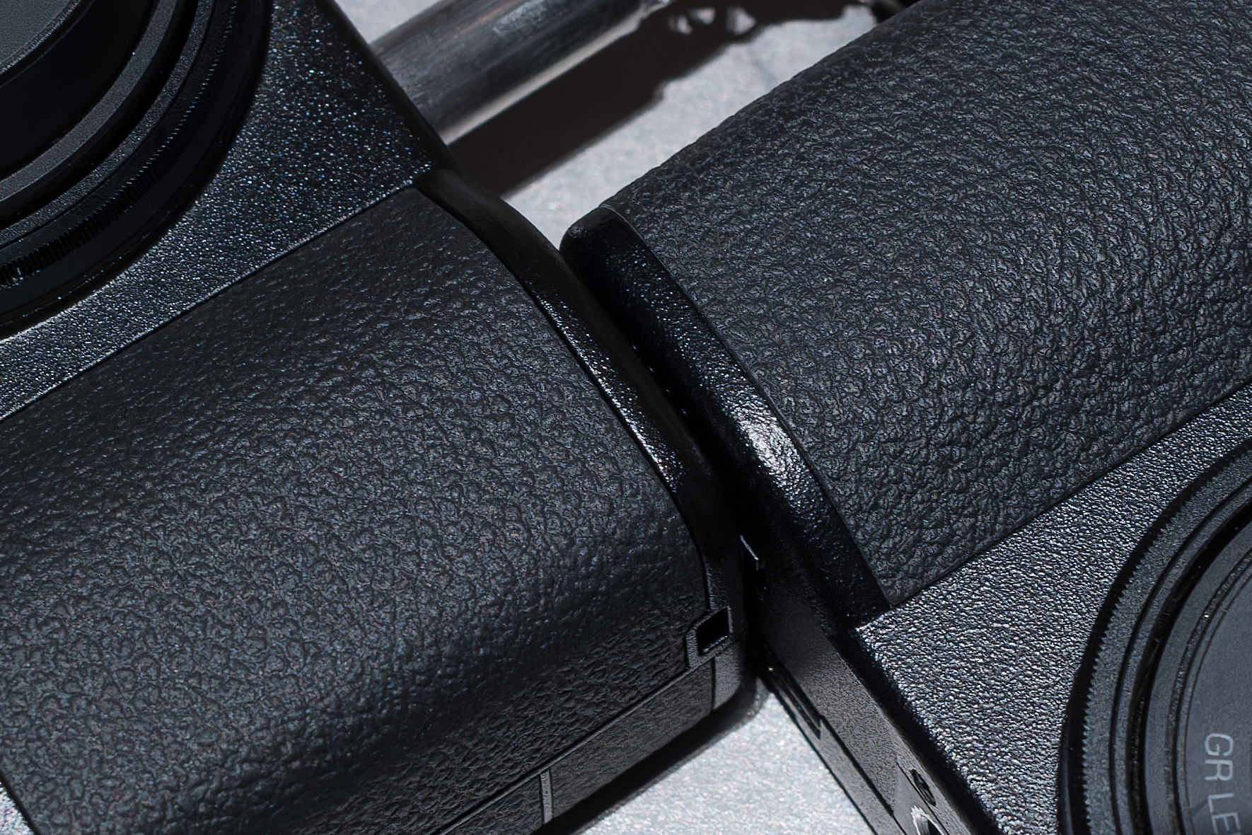 グリップのシボパターンも微妙に違った。左がGR IV