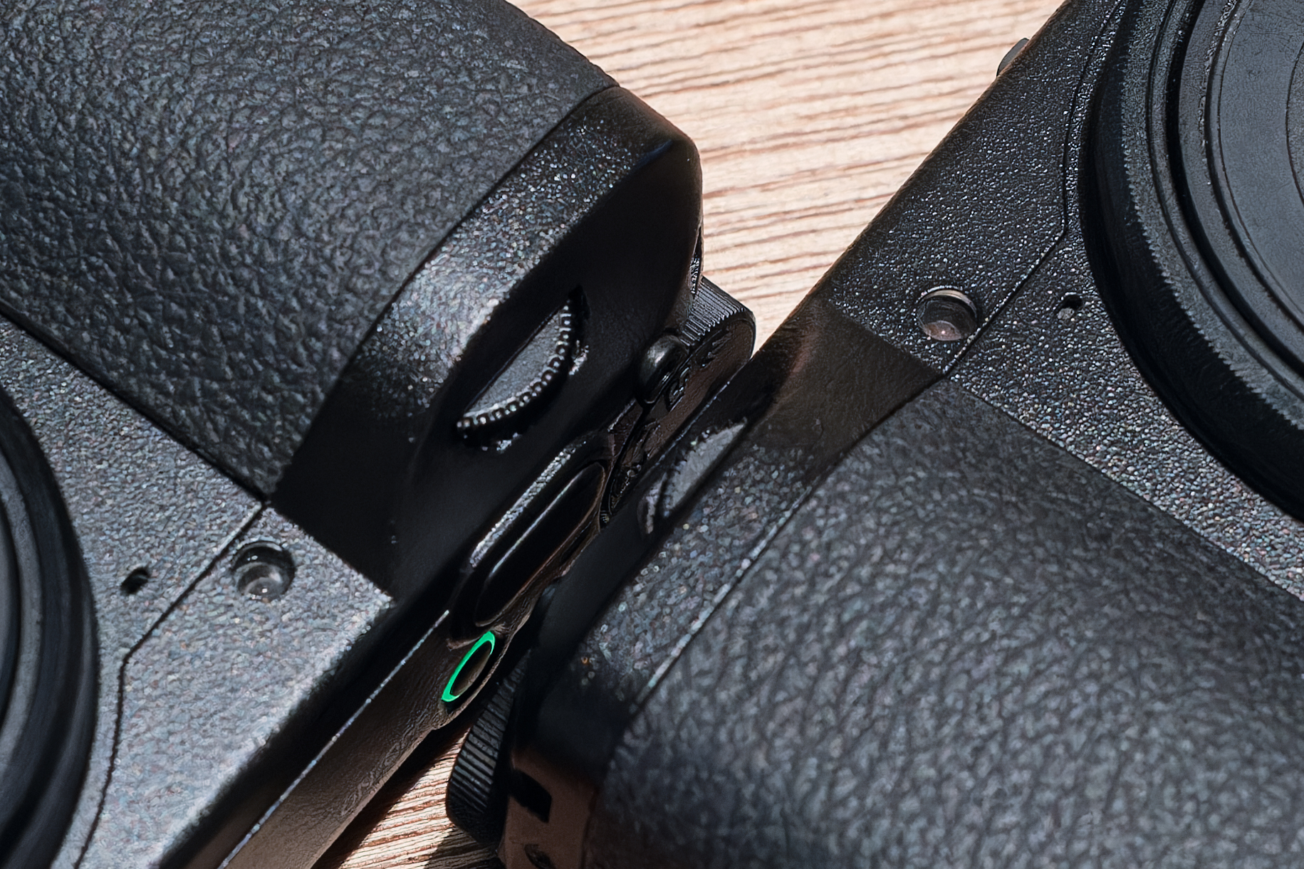 左のGR IVのほうが、前ダイヤルが大きく露出しており操作しやすい