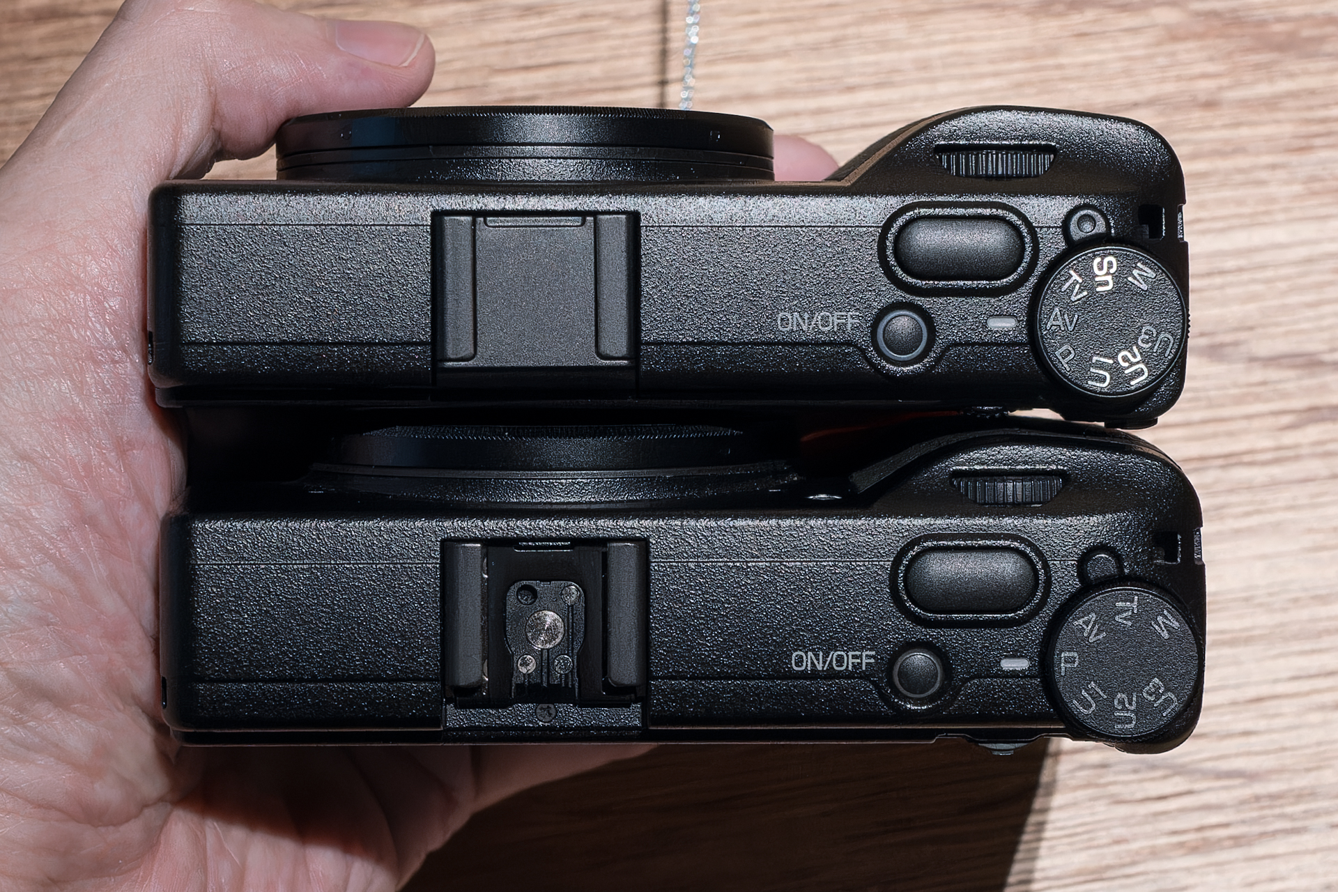 上がGR IV、下がGR III。特にレンズ側の本体部分が薄くなっていることが感じられる