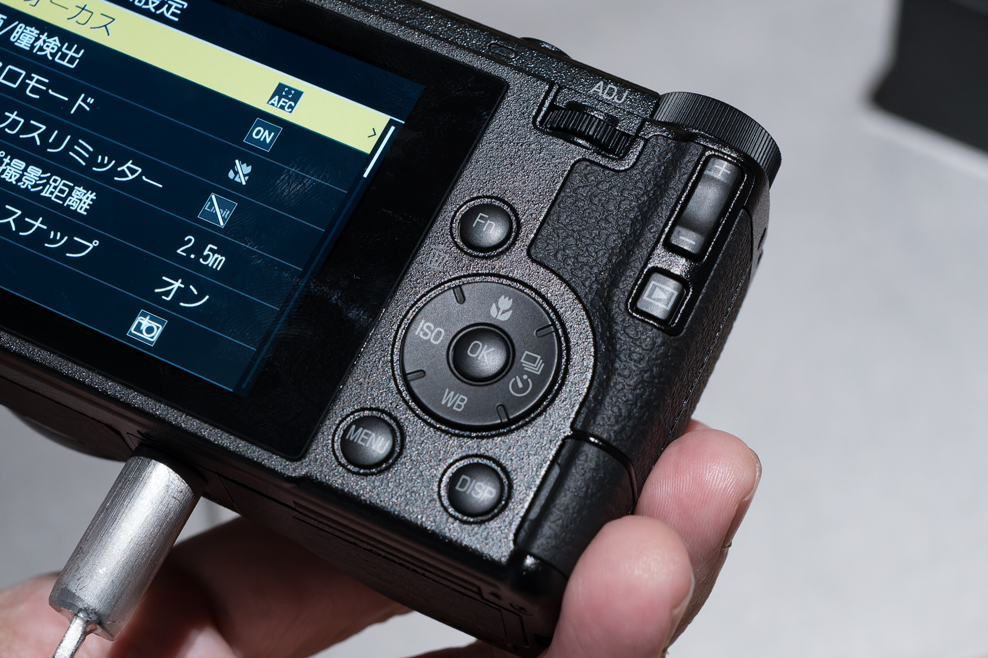 背面グリップ部の突出が下まで続き、ホールド性が向上していた