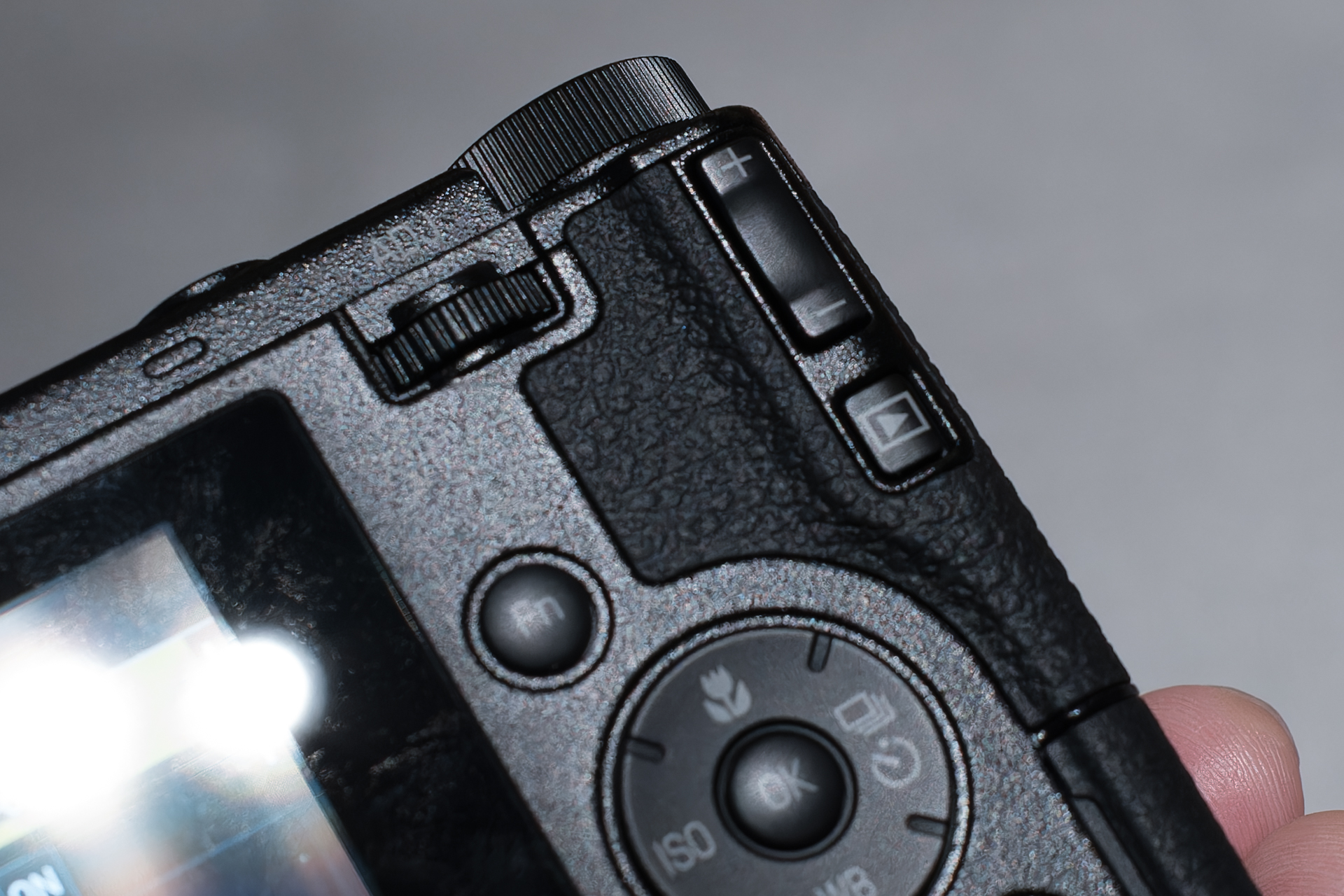 GR IIまで採用していた露出補正ボタンに戻った