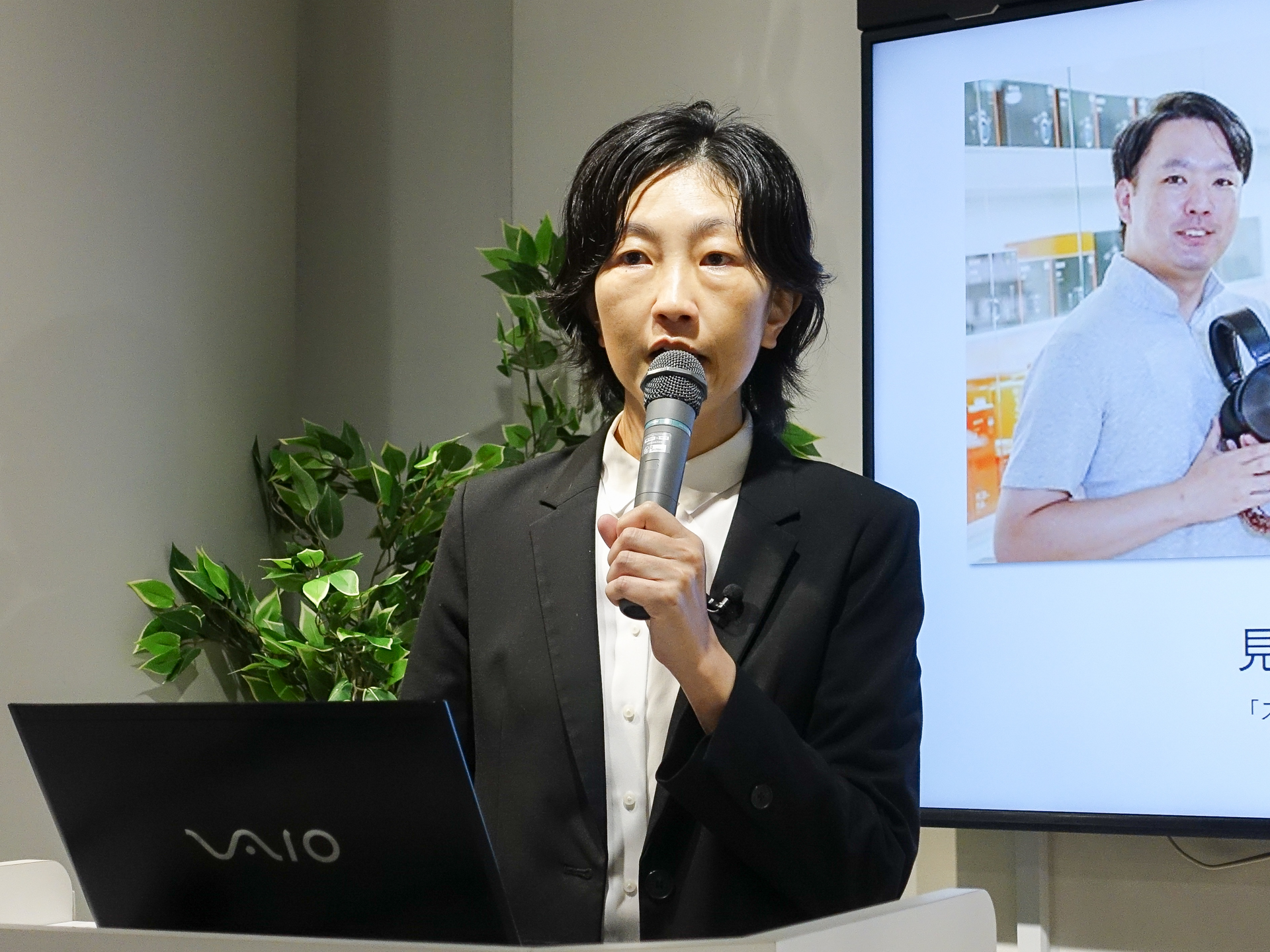 ソニーストア 銀座・宮崎千夏店長。今回のリニューアルでは、ユーザー同士の交流の場としても店舗を進化させていきたいとのこと。Creative BaseやShooting Studioを活用しながら、色々な形を模索していくという