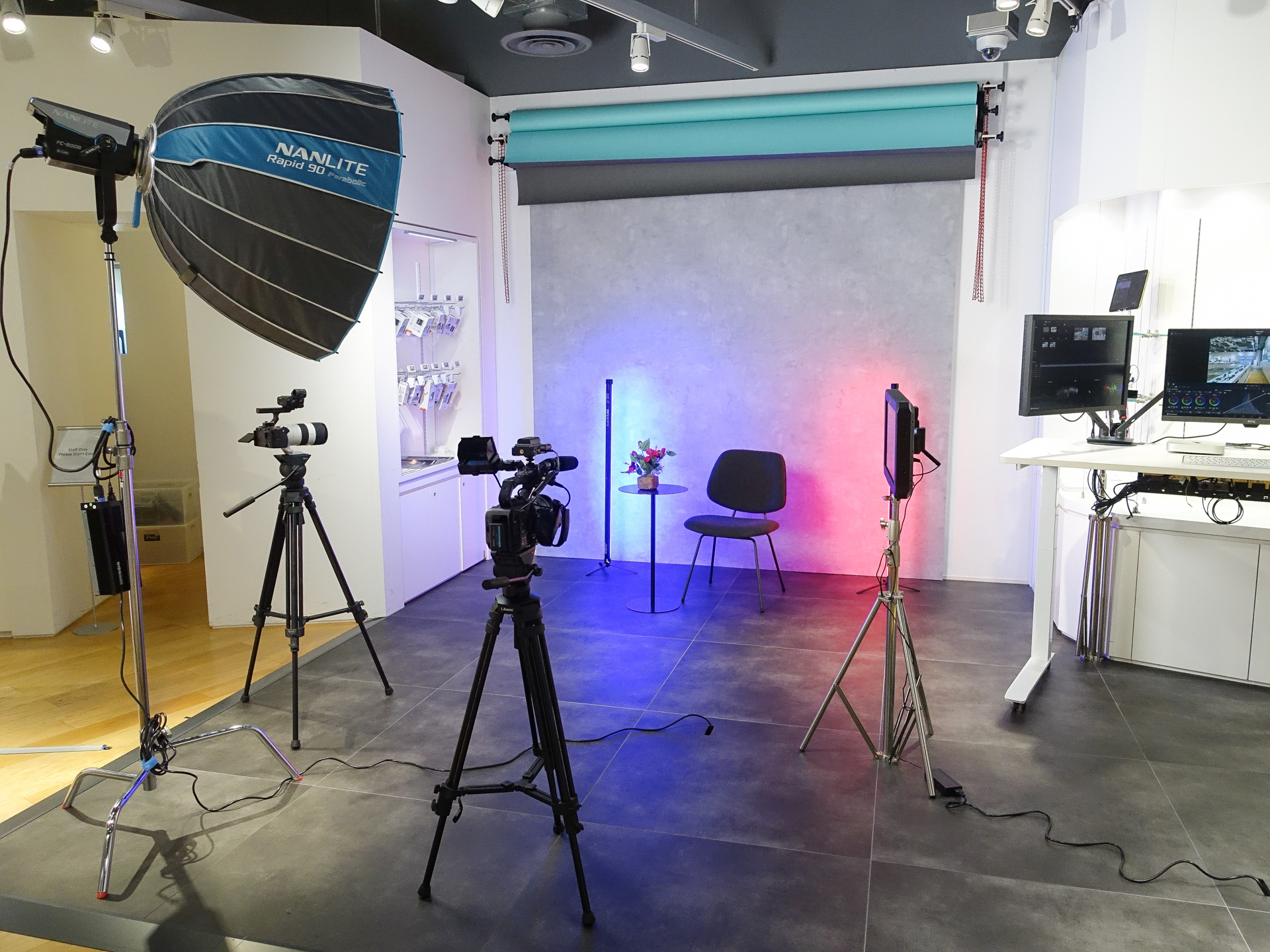 Shooting Studioには照明だけでなく、ワイヤレスマイクなども用意しており本格的な撮影体験が可能。背景紙も変えられる凝った仕様となっている。空いていれば誰でも利用できる